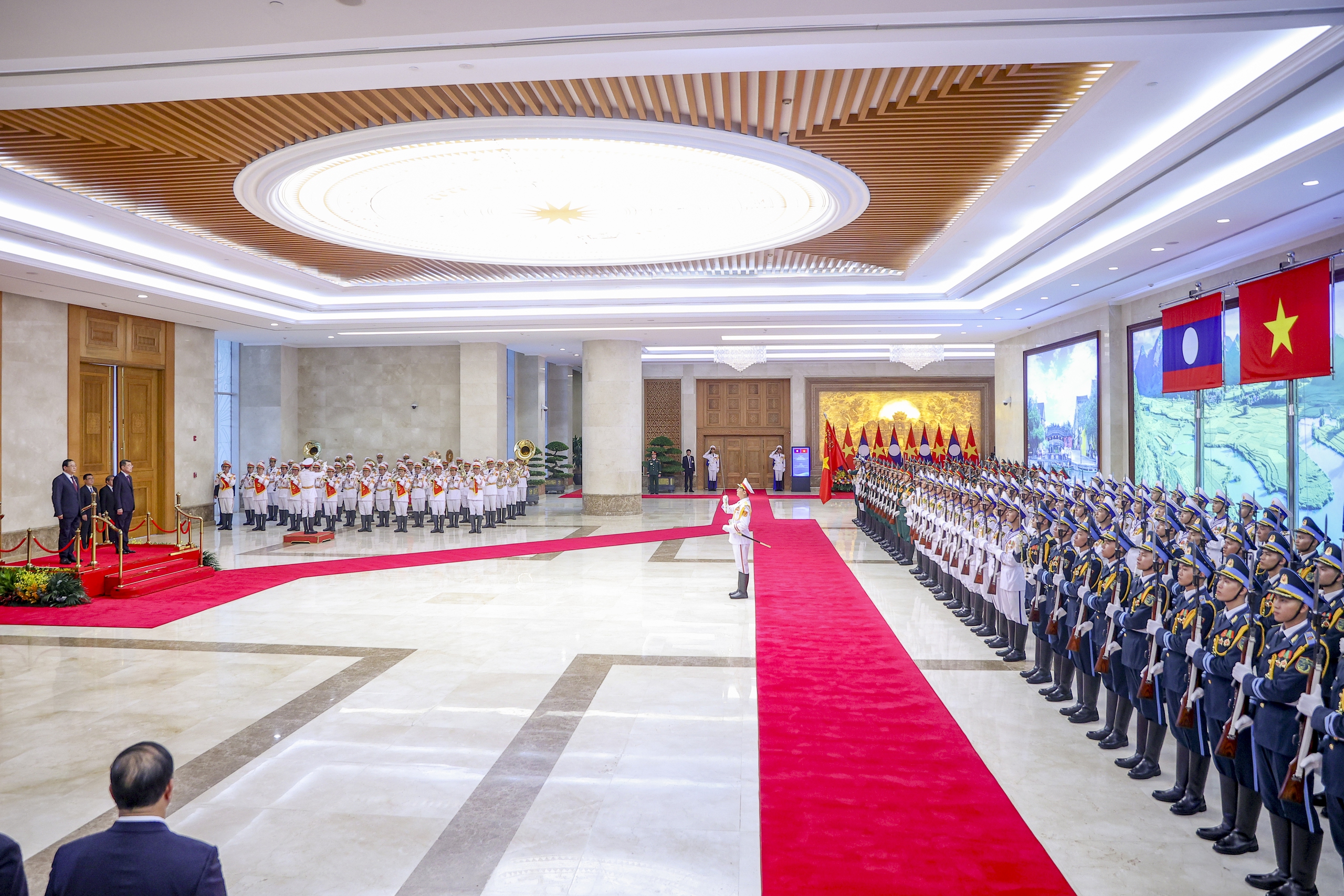 Thủ tướng Lê Minh Hưng chủ trì lễ đón chính thức Thủ tướng Lào Sonexay Siphandone - Ảnh 2.