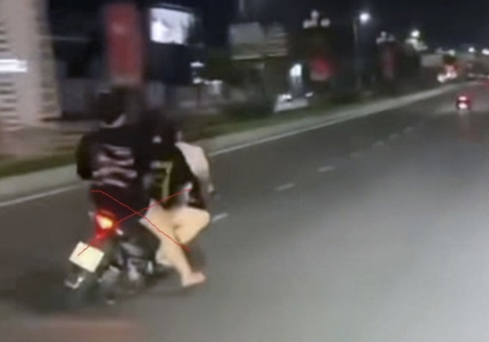 Hưng Yên: 3 thiếu nữ đầu trần, lạng lách đánh võng rồi tự gặp nạn- Ảnh 1.