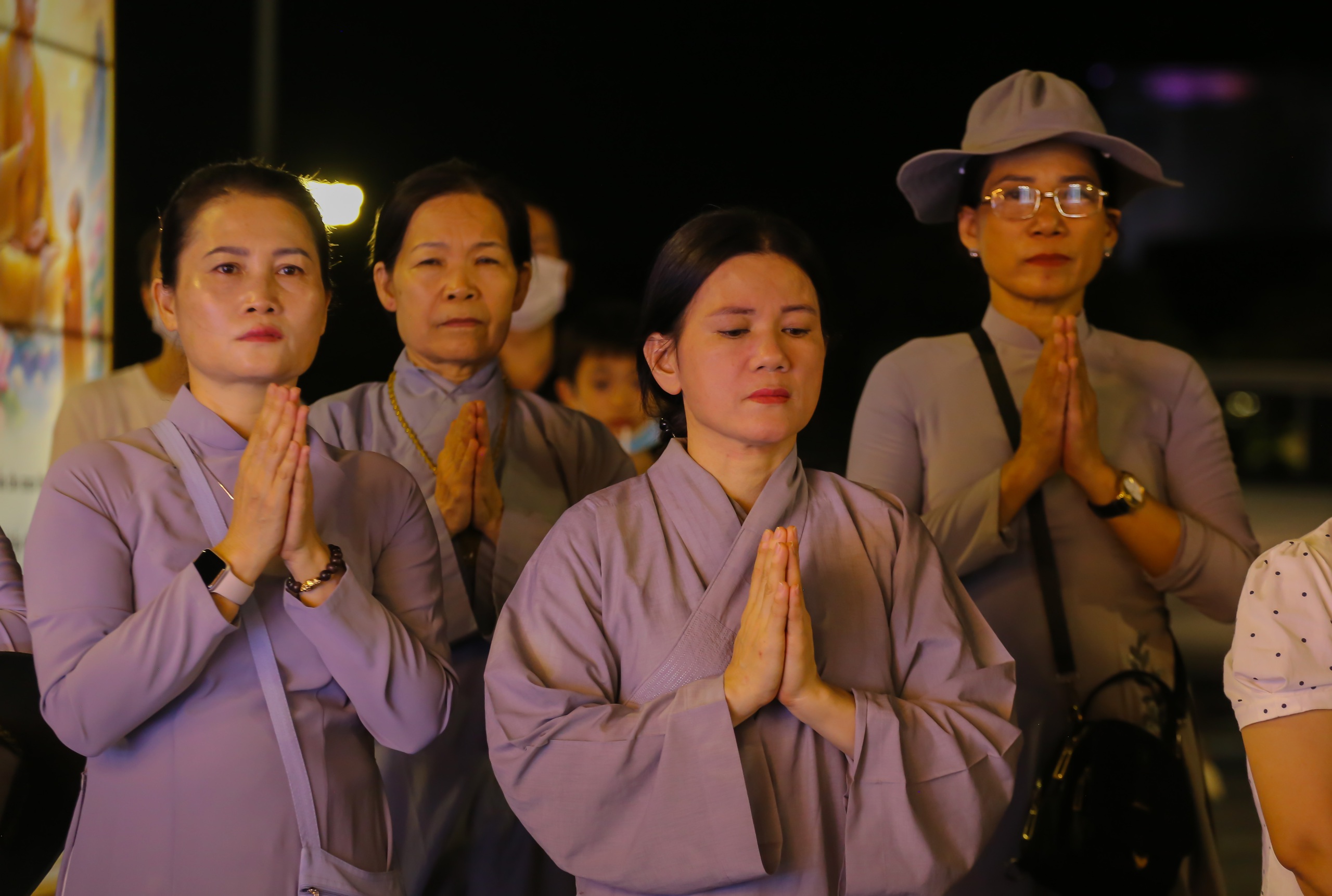10.000 hoa đăng thắp sáng sông Hương, lan tỏa thông điệp hòa bình- Ảnh 7. 10.000 hoa đăng thắp sáng sông Hương, lan tỏa thông điệp hòa bình- Ảnh 7.
