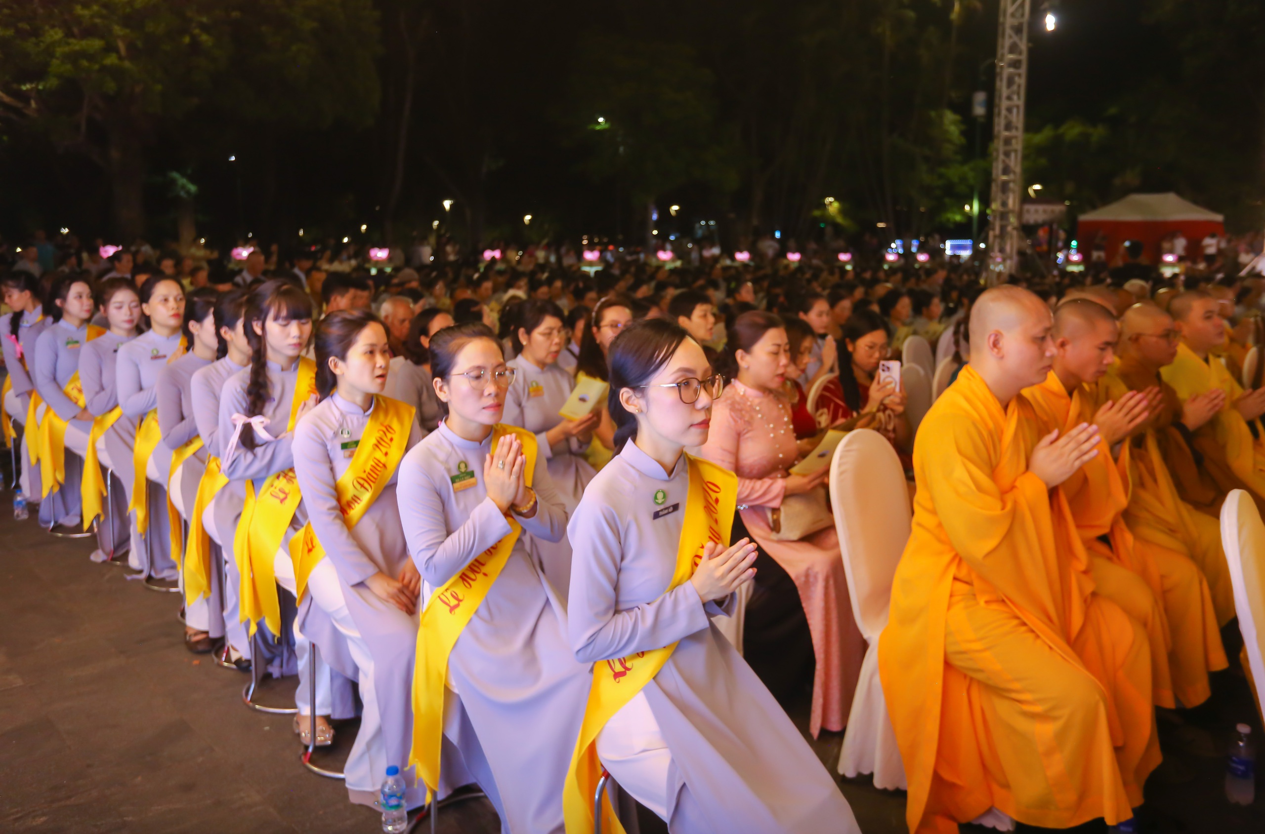 10.000 hoa đăng thắp sáng sông Hương, lan tỏa thông điệp hòa bình- Ảnh 2. 10.000 hoa đăng thắp sáng sông Hương, lan tỏa thông điệp hòa bình- Ảnh 2.