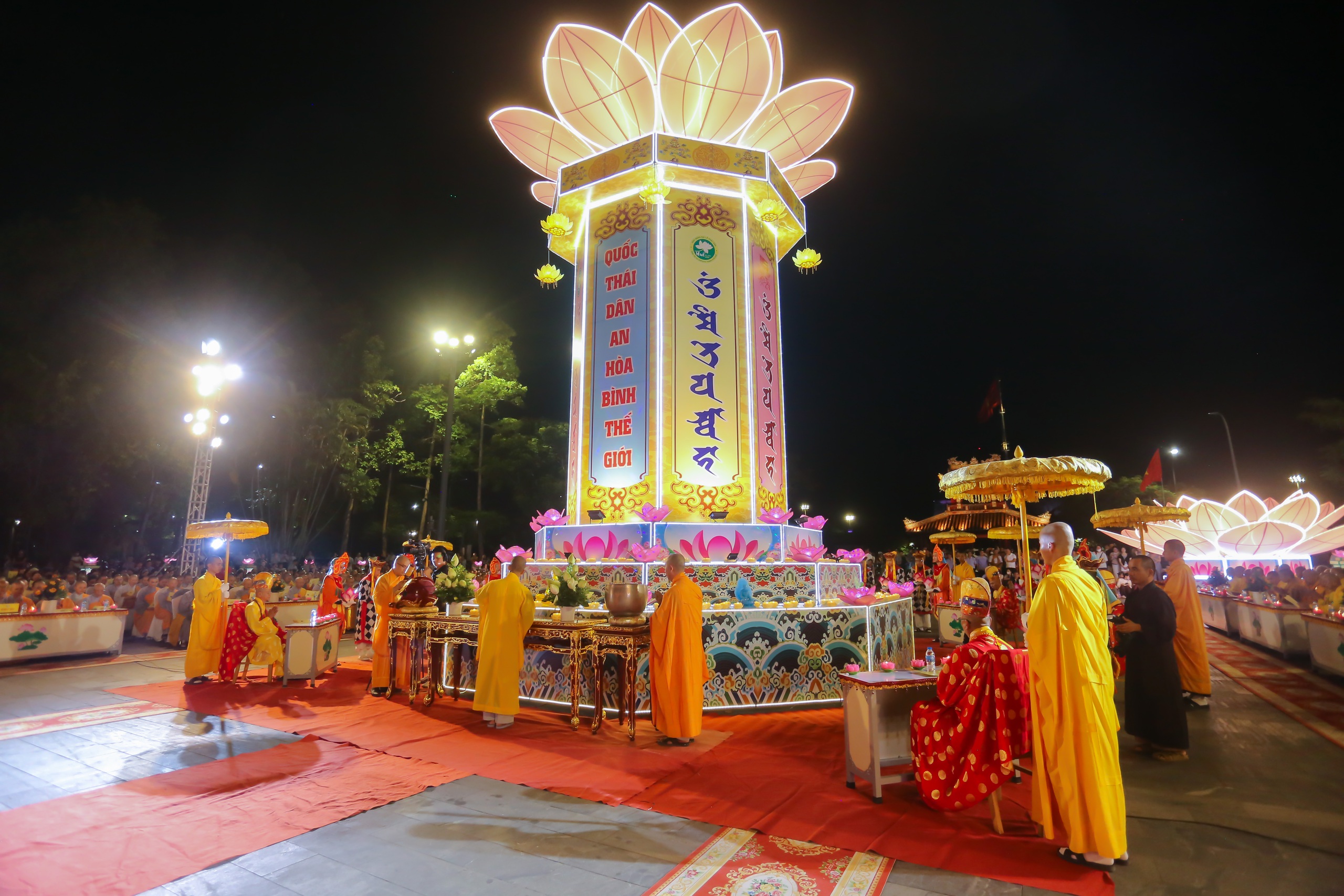10.000 hoa đăng thắp sáng sông Hương, lan tỏa thông điệp hòa bình- Ảnh 3. 10.000 hoa đăng thắp sáng sông Hương, lan tỏa thông điệp hòa bình- Ảnh 3.