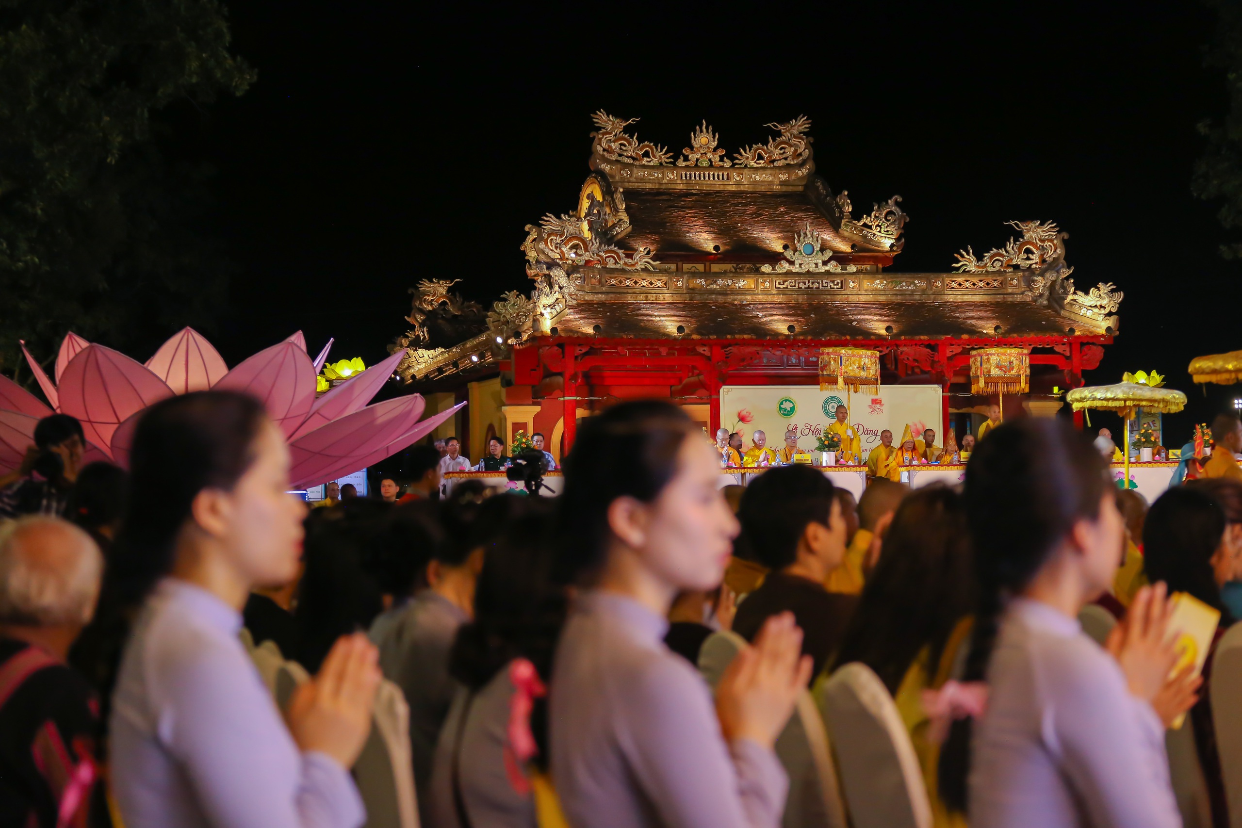 10.000 hoa đăng thắp sáng sông Hương, lan tỏa thông điệp hòa bình- Ảnh 1. 10.000 hoa đăng thắp sáng sông Hương, lan tỏa thông điệp hòa bình- Ảnh 1.