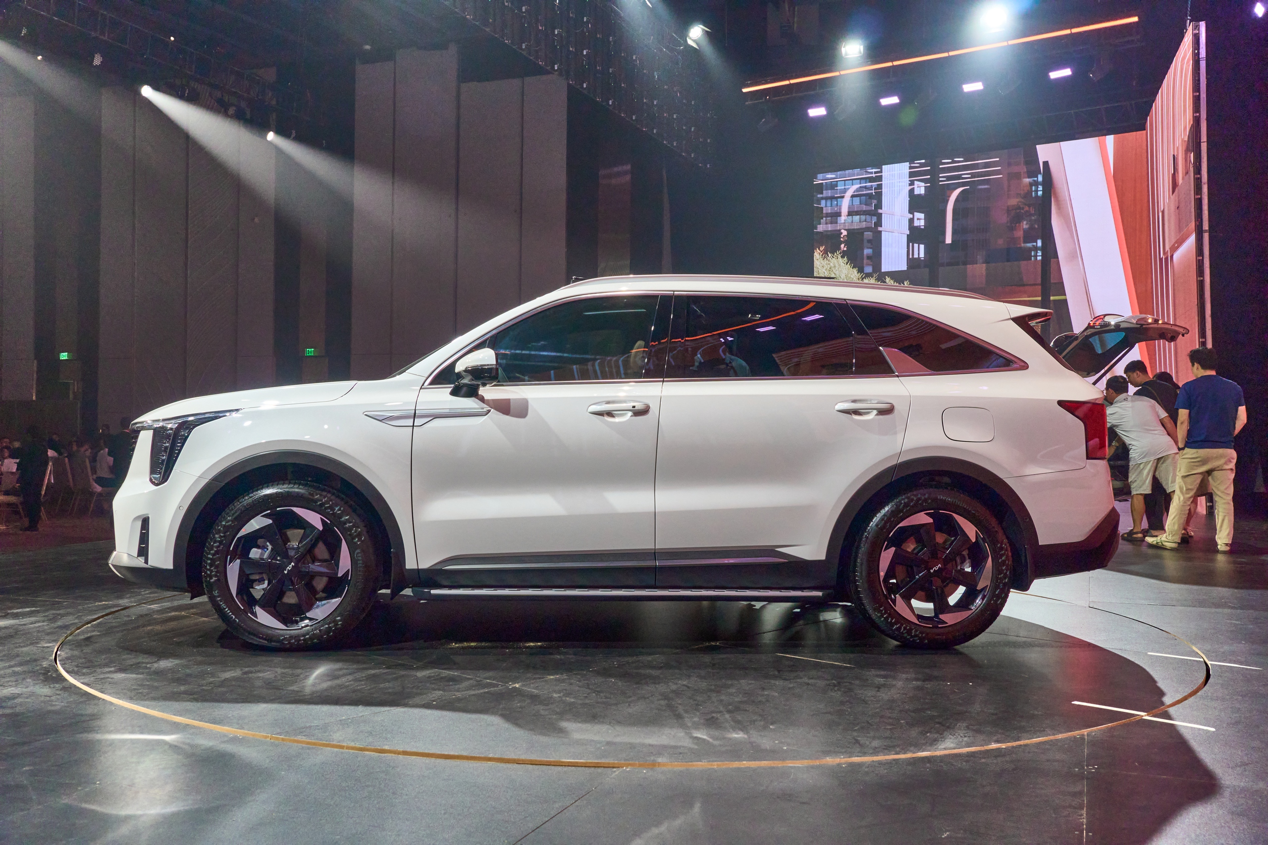 KIA Sorento 2026 có thêm bản hybrid, quyết ‘đấu’ Hyundai Santa Fe- Ảnh 2. KIA Sorento 2026 có thêm bản hybrid, quyết ‘đấu’ Hyundai Santa Fe- Ảnh 2.