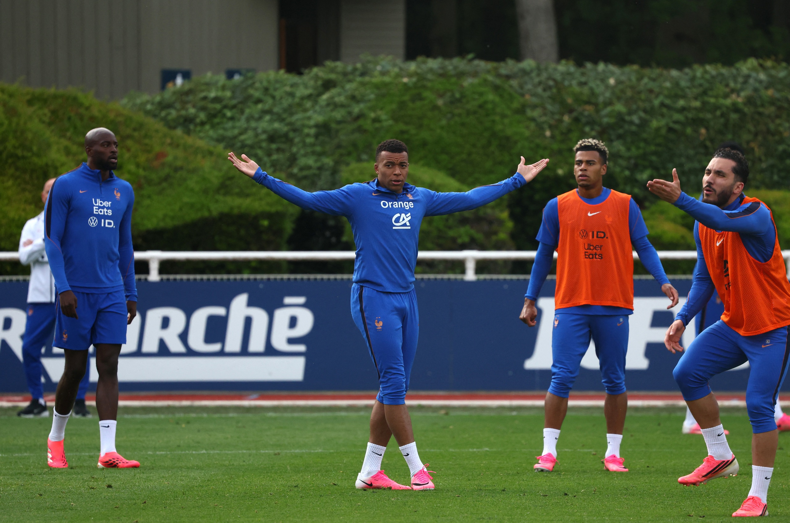 Động thái đầu tiên của Mbappe sau tin đồn bỏ tập, chia rẽ tuyển Pháp 2 Biến căng' bao trùm đội tuyển Pháp, Mbappe bất mãn rời sân tập