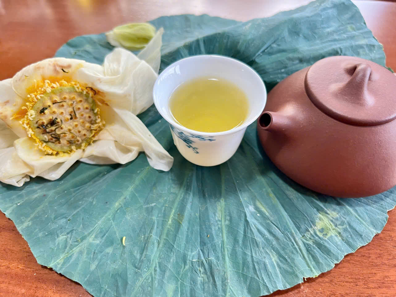 Vào đảo Bồng Lai thưởng trà, ăn món ngon từ sen Huế- Ảnh 4. Vào đảo Bồng Lai thưởng trà, ăn món ngon từ sen Huế- Ảnh 4.