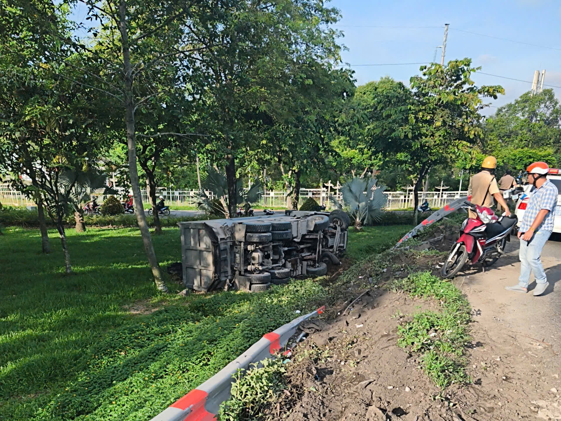 TP.HCM: Xe ben lao khỏi cầu vượt, tài xế may mắn thoát chết - Ảnh 1.