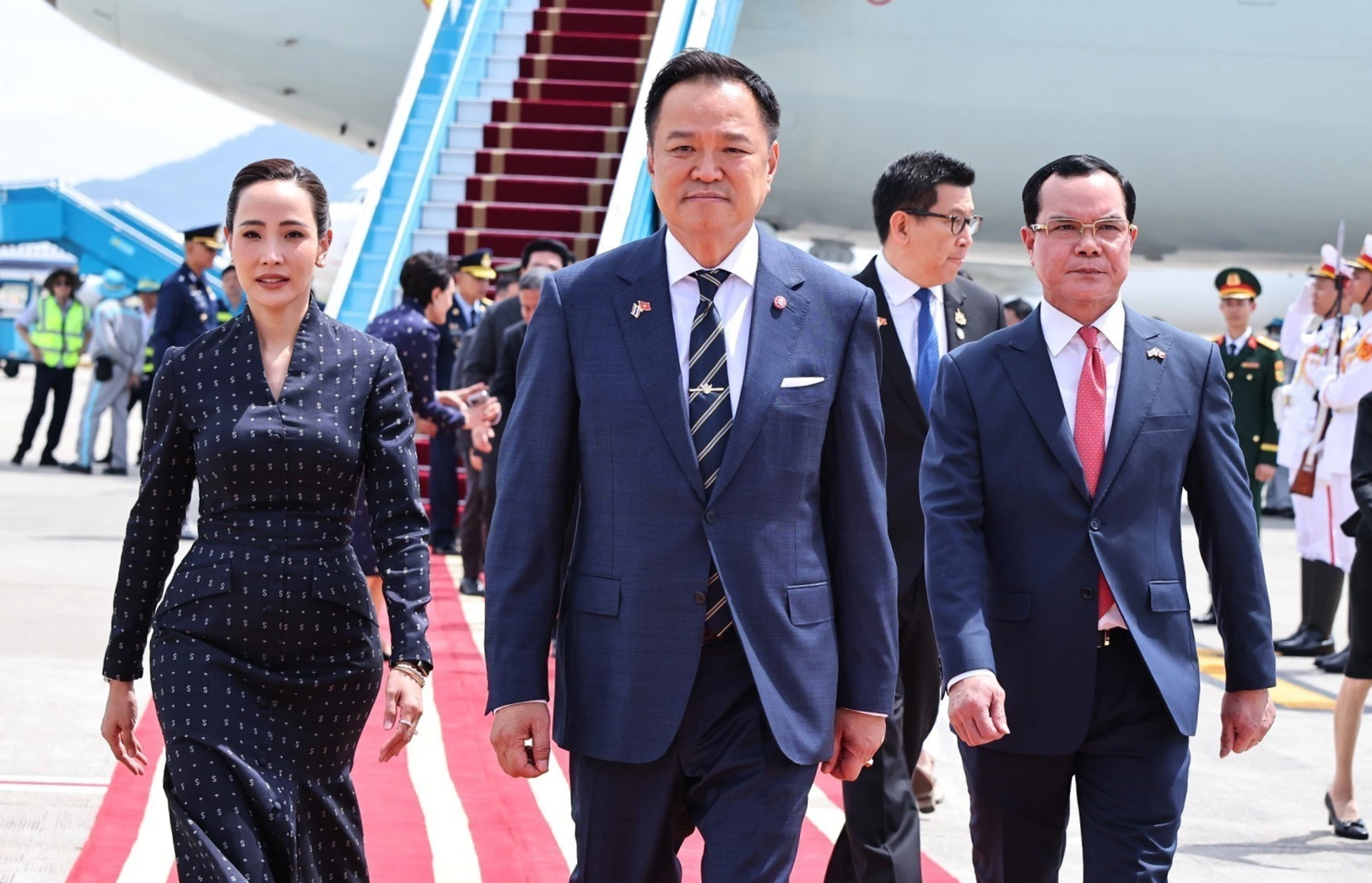 Thủ tướng Thái Lan bắt đầu thăm Việt Nam và dự Diễn đàn tương lai ASEAN - Ảnh 2.