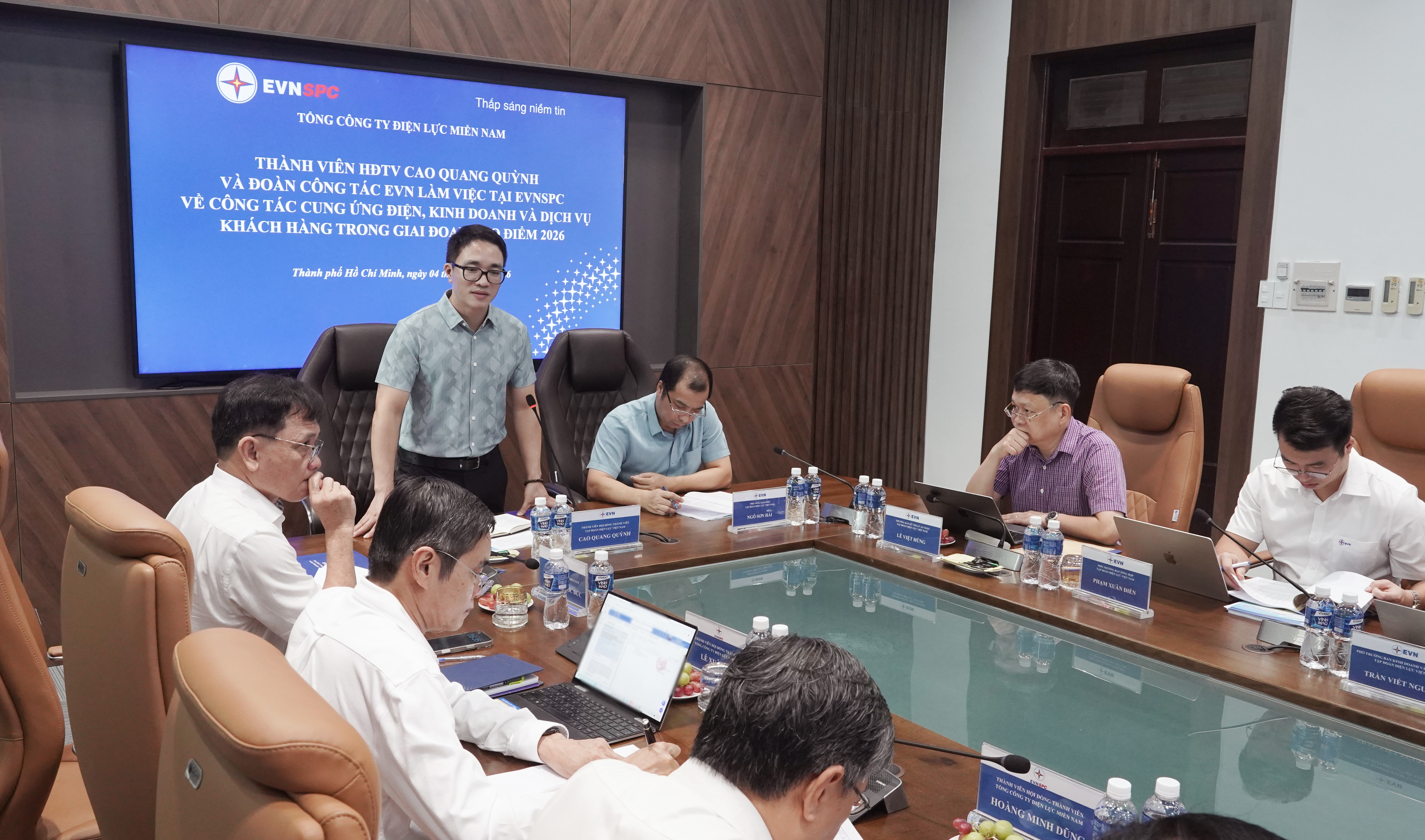 EVN lên phương án đảm bảo cung ứng điện trong cao điểm nắng nóng- Ảnh 1. EVN lên phương án đảm bảo cung ứng điện trong cao điểm nắng nóng- Ảnh 1.