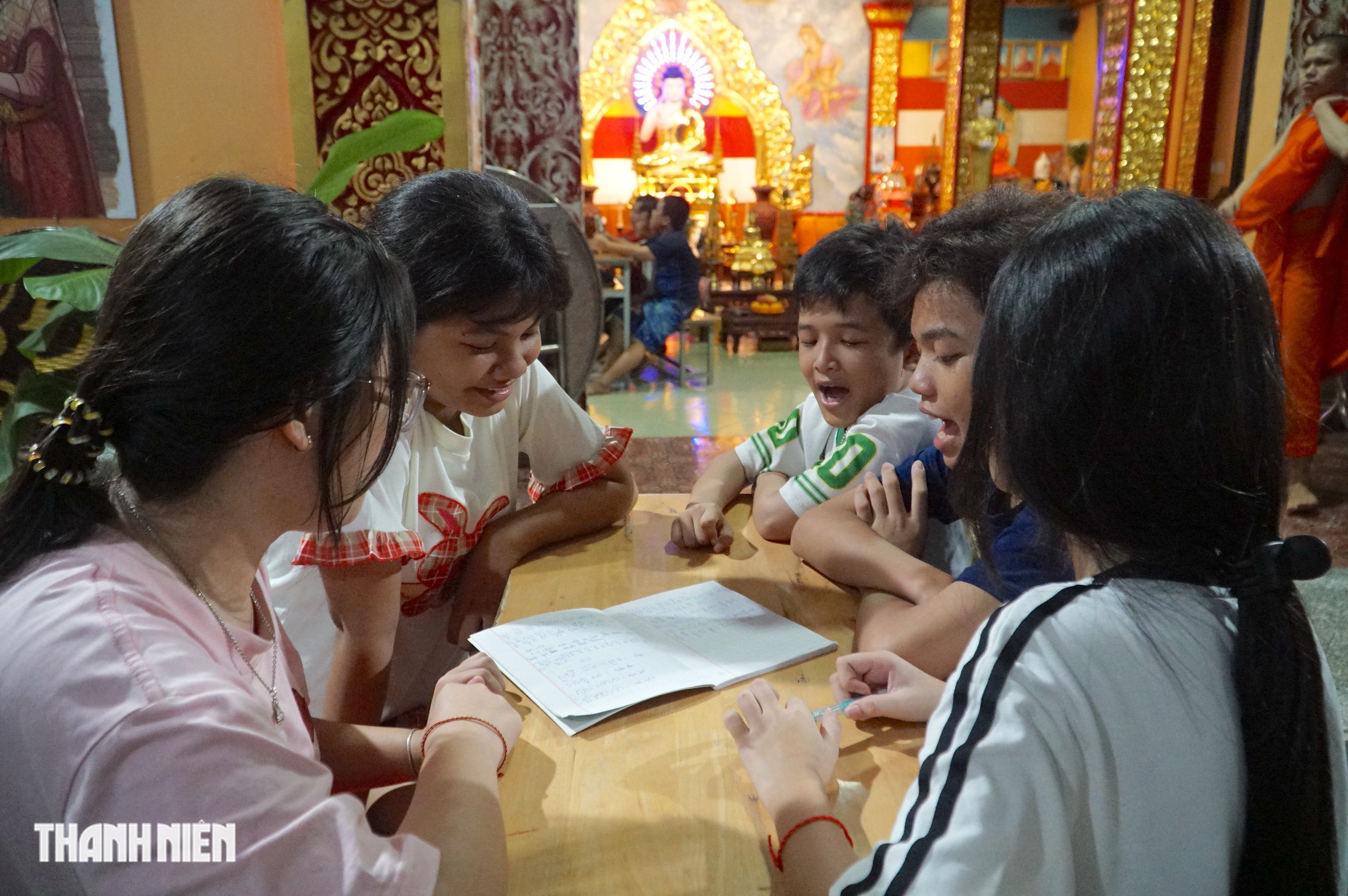 Trẻ em Khmer ở TP.HCM học tiếng mẹ đẻ trong ngôi chùa trong hẻm nhỏ - Ảnh 12.