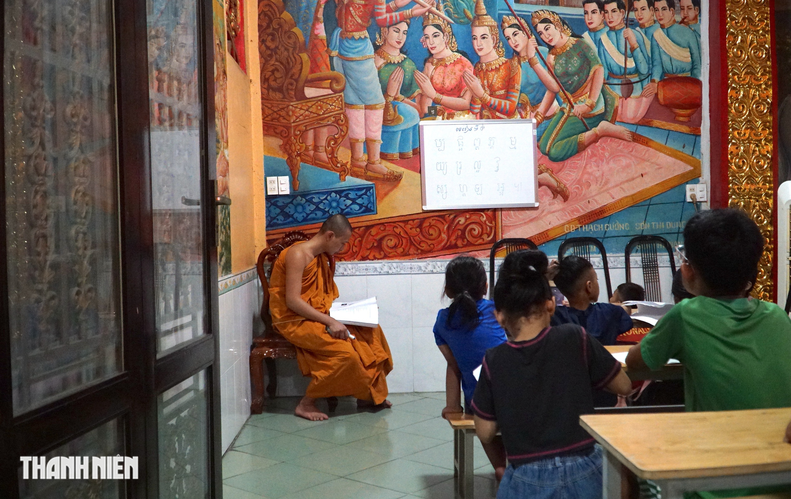 Trẻ em Khmer ở TP.HCM học tiếng mẹ đẻ trong ngôi chùa trong hẻm nhỏ - Ảnh 3.