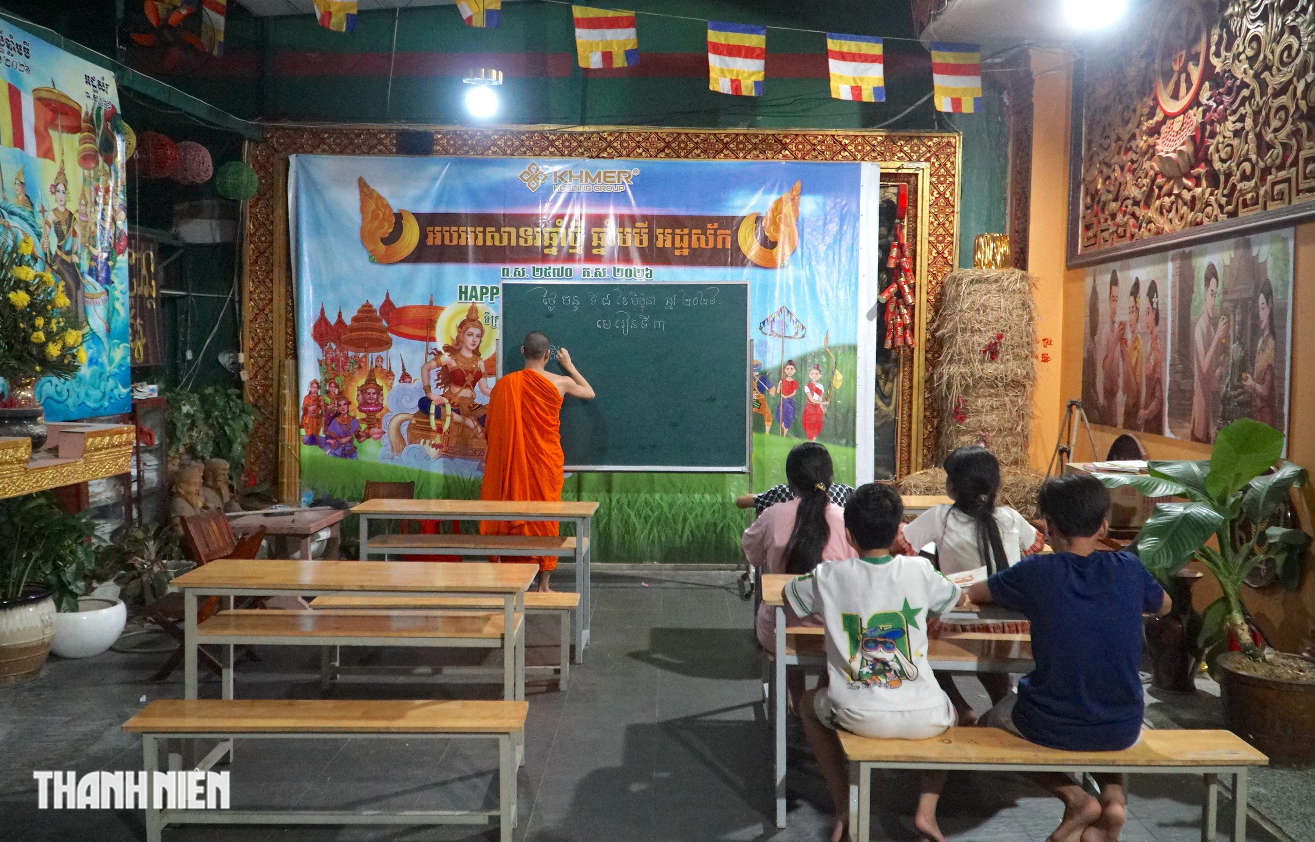Trẻ em Khmer ở TP.HCM học tiếng mẹ đẻ trong ngôi chùa trong hẻm nhỏ - Ảnh 7.