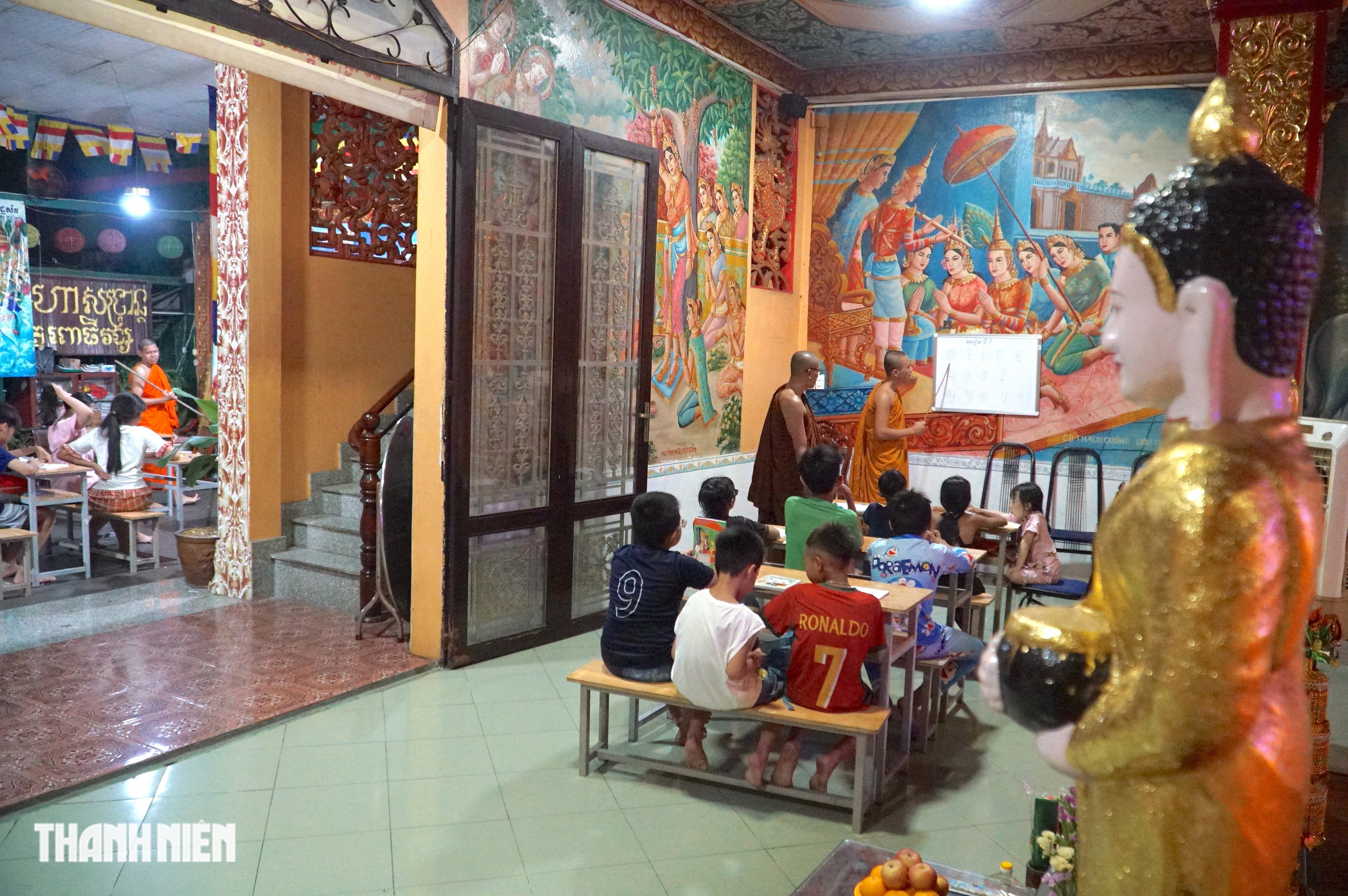 Trẻ em Khmer ở TP.HCM học tiếng mẹ đẻ trong ngôi chùa trong hẻm nhỏ - Ảnh 4.