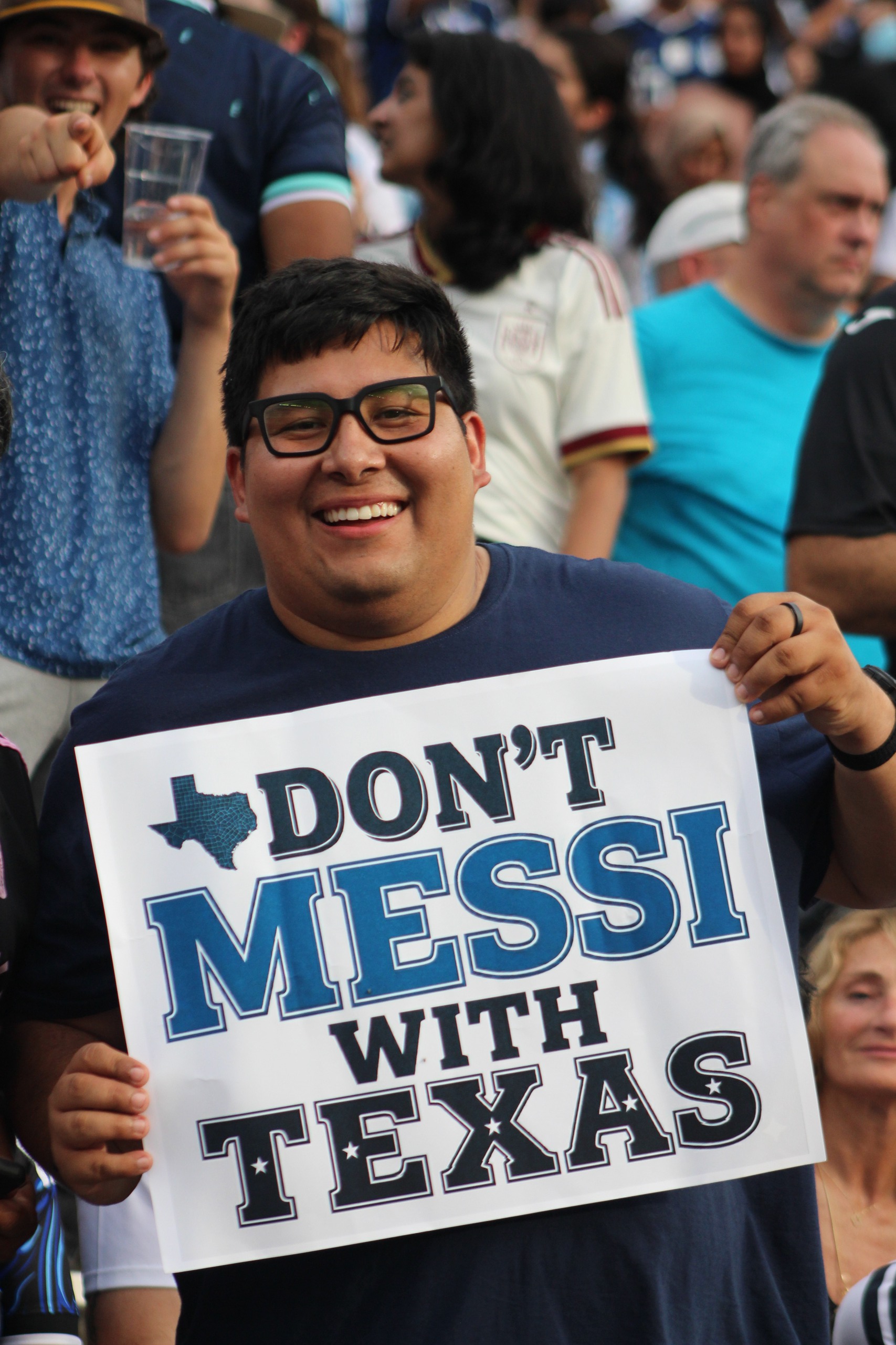 Người Việt ngắm thủ lĩnh nhà đương kim vô địch World Cup Lionel Messi - Ảnh 2.
