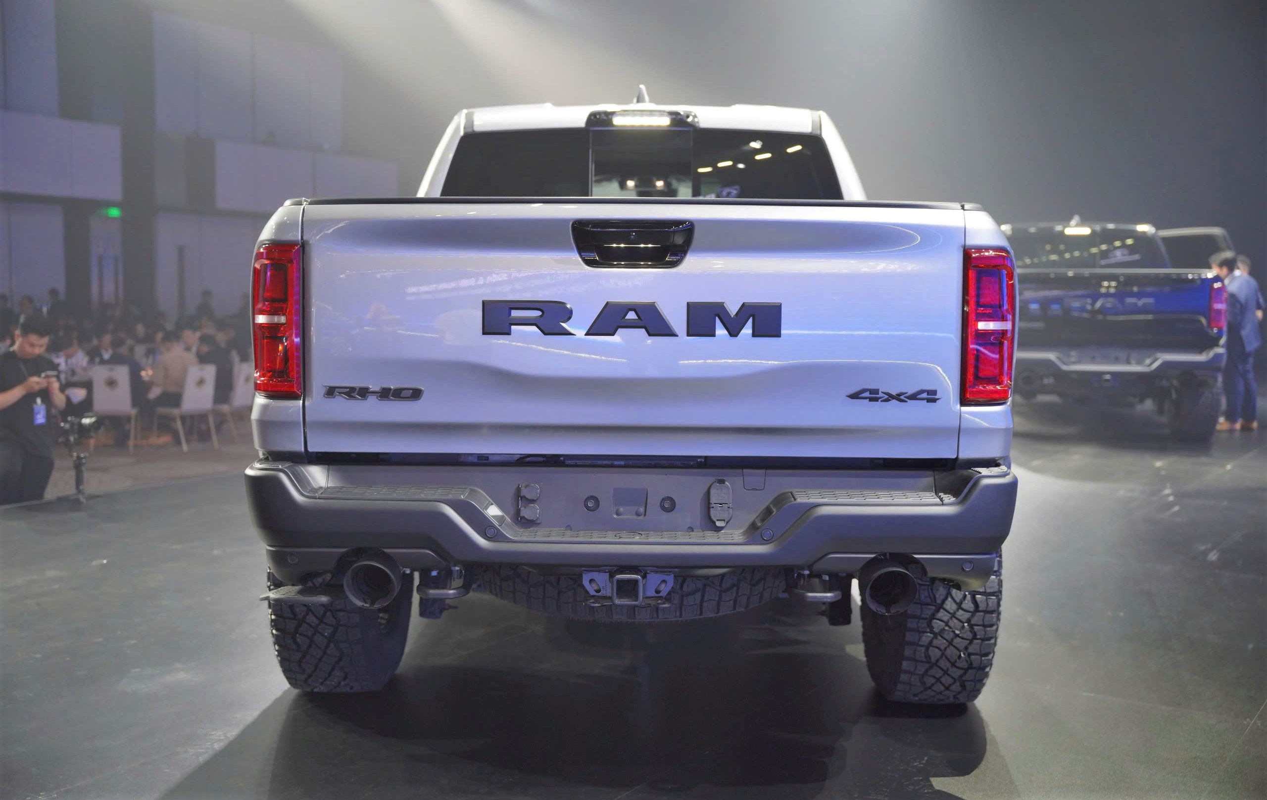 Giá gần 5,5 tỉ, bán tải ‘khủng long’ RAM 1500 RHO trang bị gì vượt trội? - Ảnh 11.