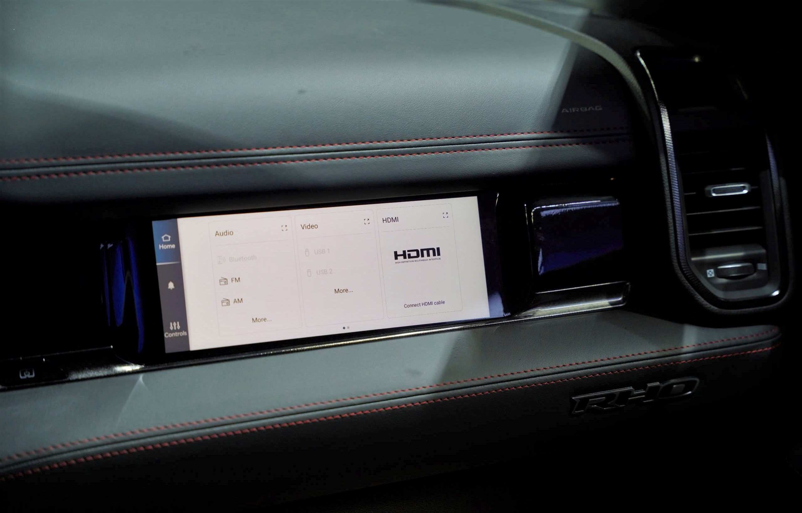 Giá gần 5,5 tỉ, bán tải ‘khủng long’ RAM 1500 RHO trang bị gì vượt trội? - Ảnh 8.