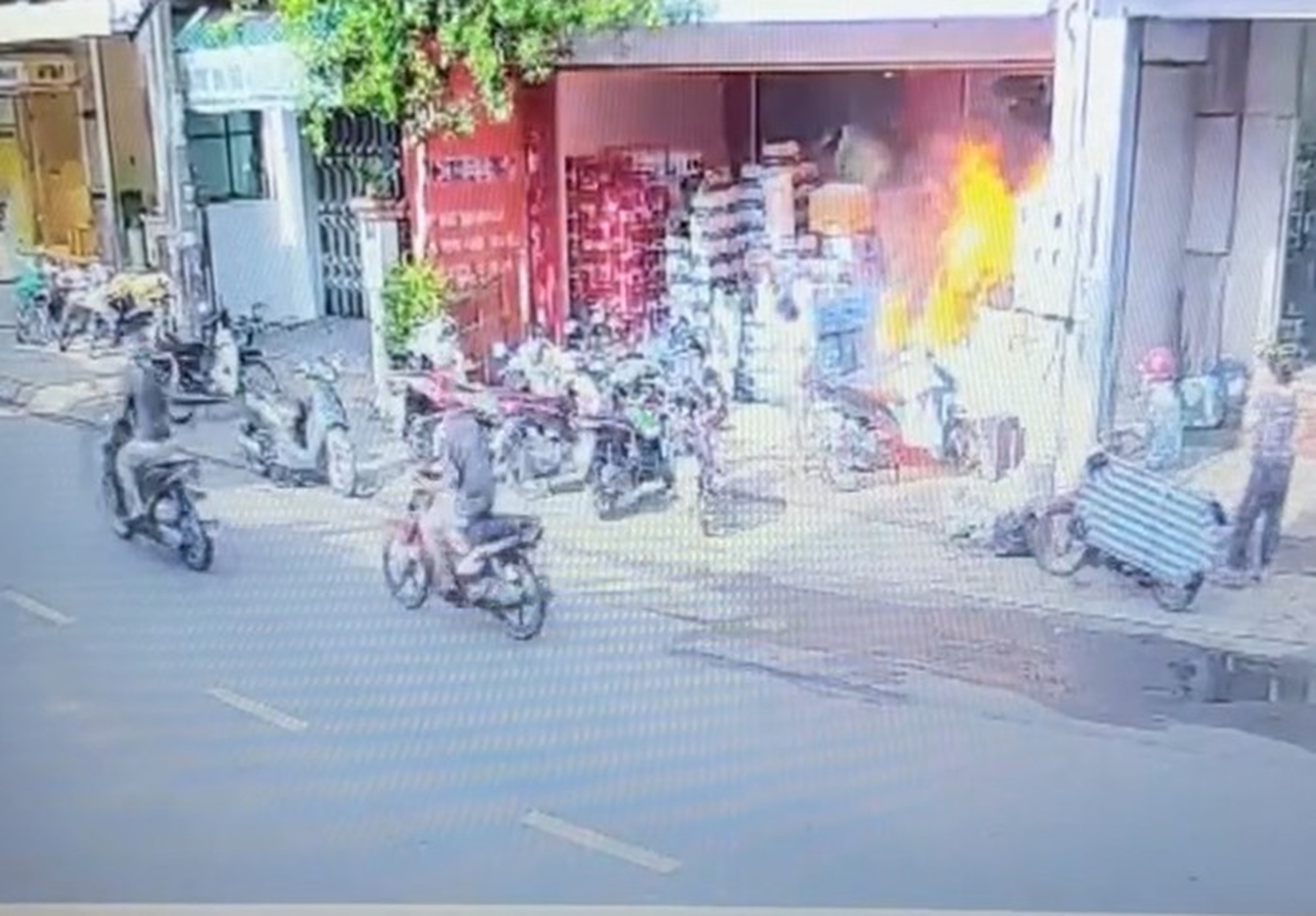 Cháy tiệm photocopy làm cụ ông tử vong: Tạm giữ nghi phạm là con trai cụ ông - Ảnh 1.