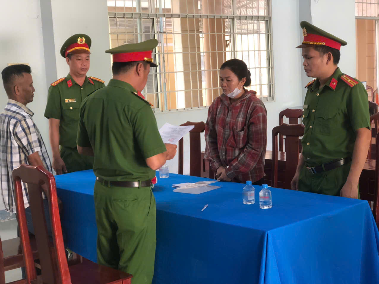 Khởi tố người phụ nữ lừa đảo hơn 18 tỉ đồng để trả nợ 6,3 tỉ- Ảnh 1.