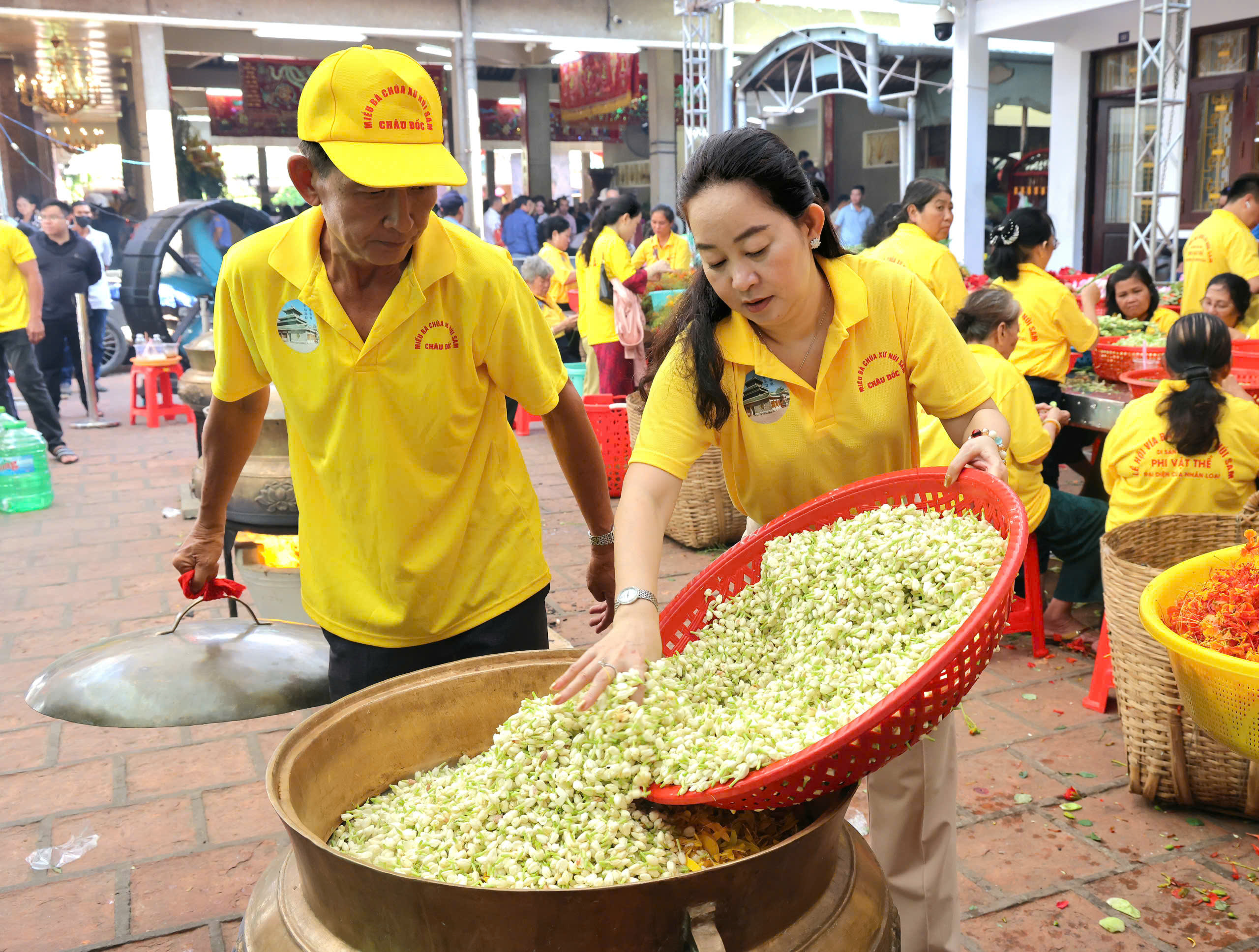 Dòng người bất tận đổ về “xứ sở thần tiên” - An Giang dự hội vía Bà - Ảnh 16.