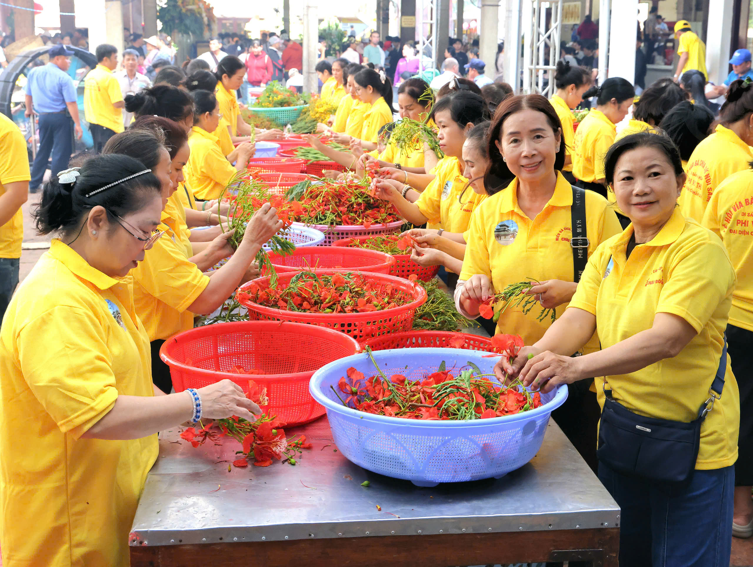 Dòng người bất tận đổ về “xứ sở thần tiên” - An Giang dự hội vía Bà - Ảnh 13.