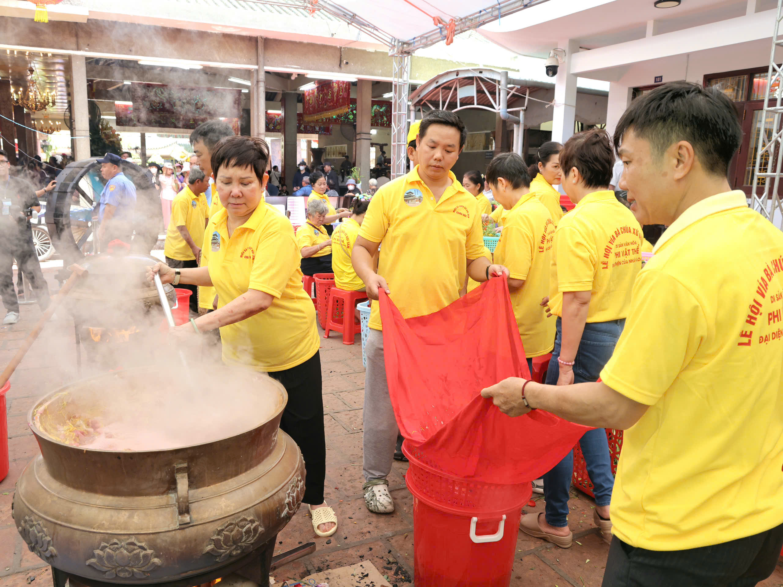 Dòng người bất tận đổ về “xứ sở thần tiên” - An Giang dự hội vía Bà - Ảnh 15.