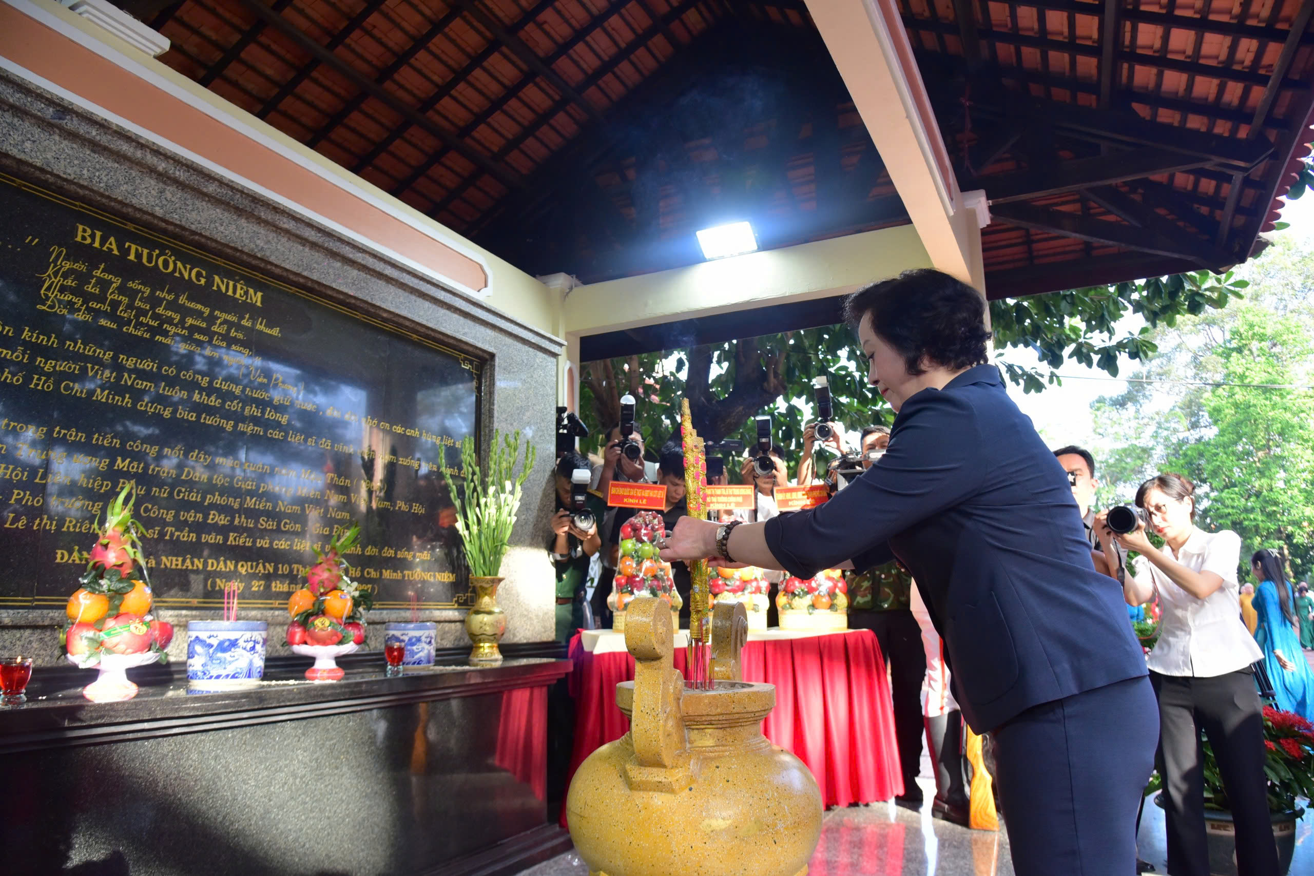 Phó thủ tướng Phạm Thị Thanh Trà dâng hương tại Công viên Lê Thị Riêng - Ảnh 2.