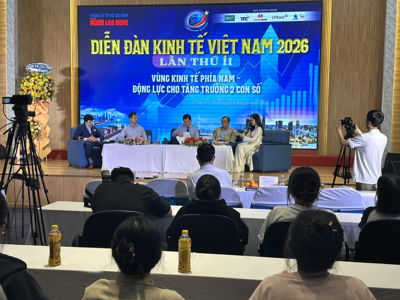 TP.HCM trở thành 'hạt nhân' tăng trưởng của vùng- Ảnh 1. TP.HCM trở thành 'hạt nhân' tăng trưởng của vùng- Ảnh 1.