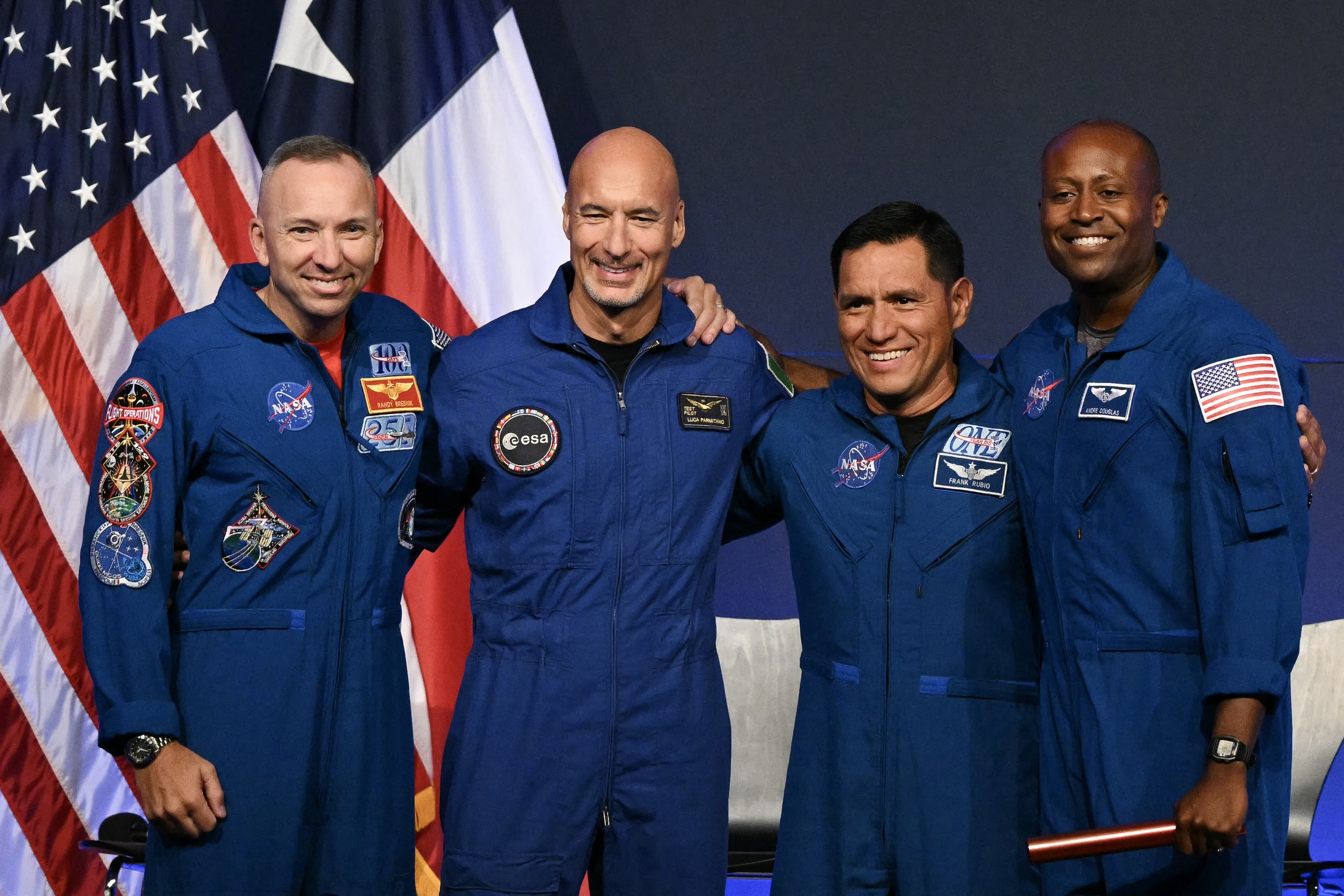 NASA công bố 4 phi hành gia cho sứ mệnh thăm dò mặt trăng- Ảnh 1. NASA công bố 4 phi hành gia cho sứ mệnh thăm dò mặt trăng- Ảnh 1.