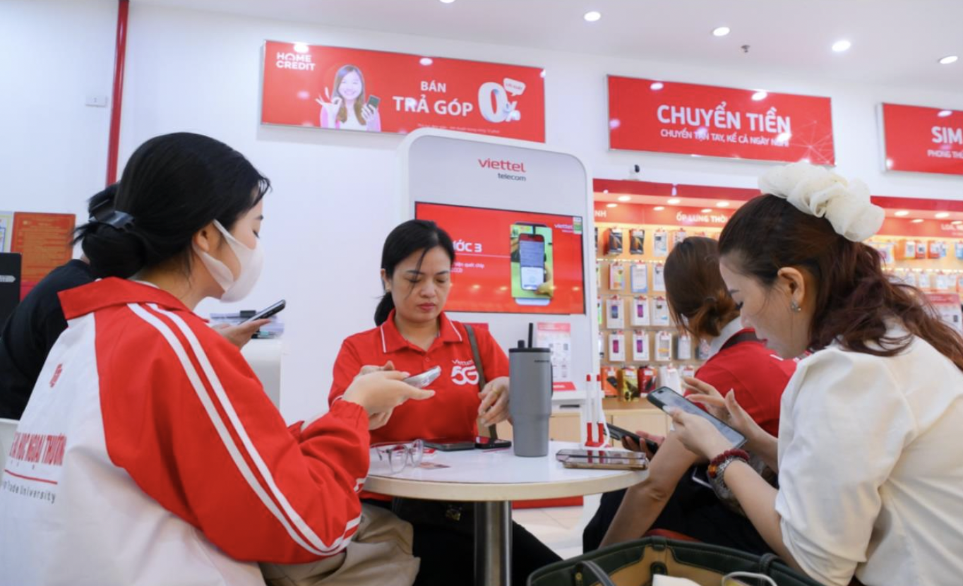 Người dân vội vã xác thực thông tin thuê bao trước 'hạn chót'  - Ảnh 1.