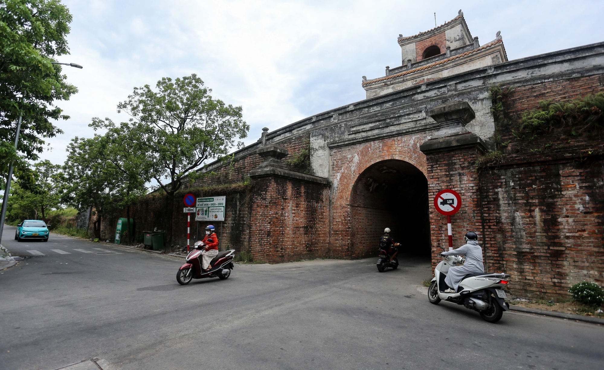 Xác minh tin có hố bom chôn cất 15 hài cốt liệt sĩ trong kinh thành Huế - Ảnh 3. Xác minh tin có hố bom chôn cất 15 hài cốt liệt sĩ trong kinh thành Huế - Ảnh 3.
