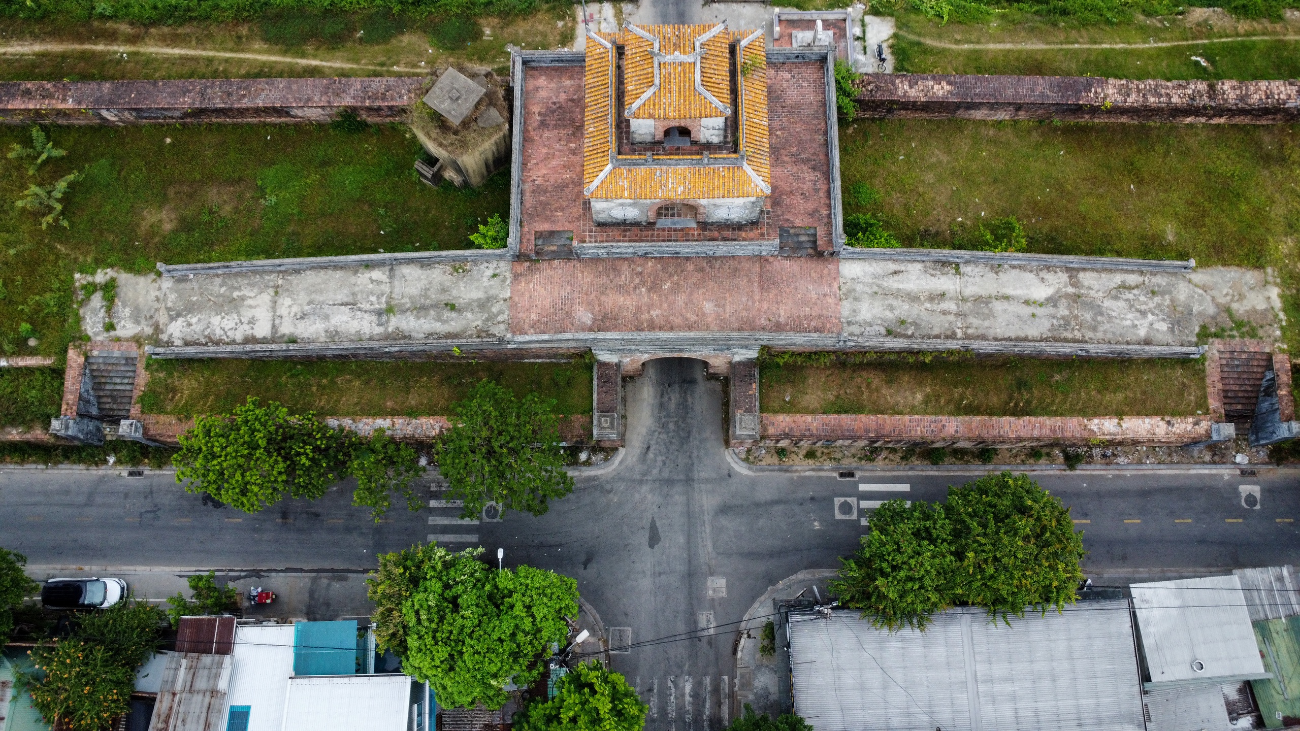 Xác minh tin có hố bom chôn cất 15 hài cốt liệt sĩ trong kinh thành Huế - Ảnh 1. Xác minh tin có hố bom chôn cất 15 hài cốt liệt sĩ trong kinh thành Huế - Ảnh 1.