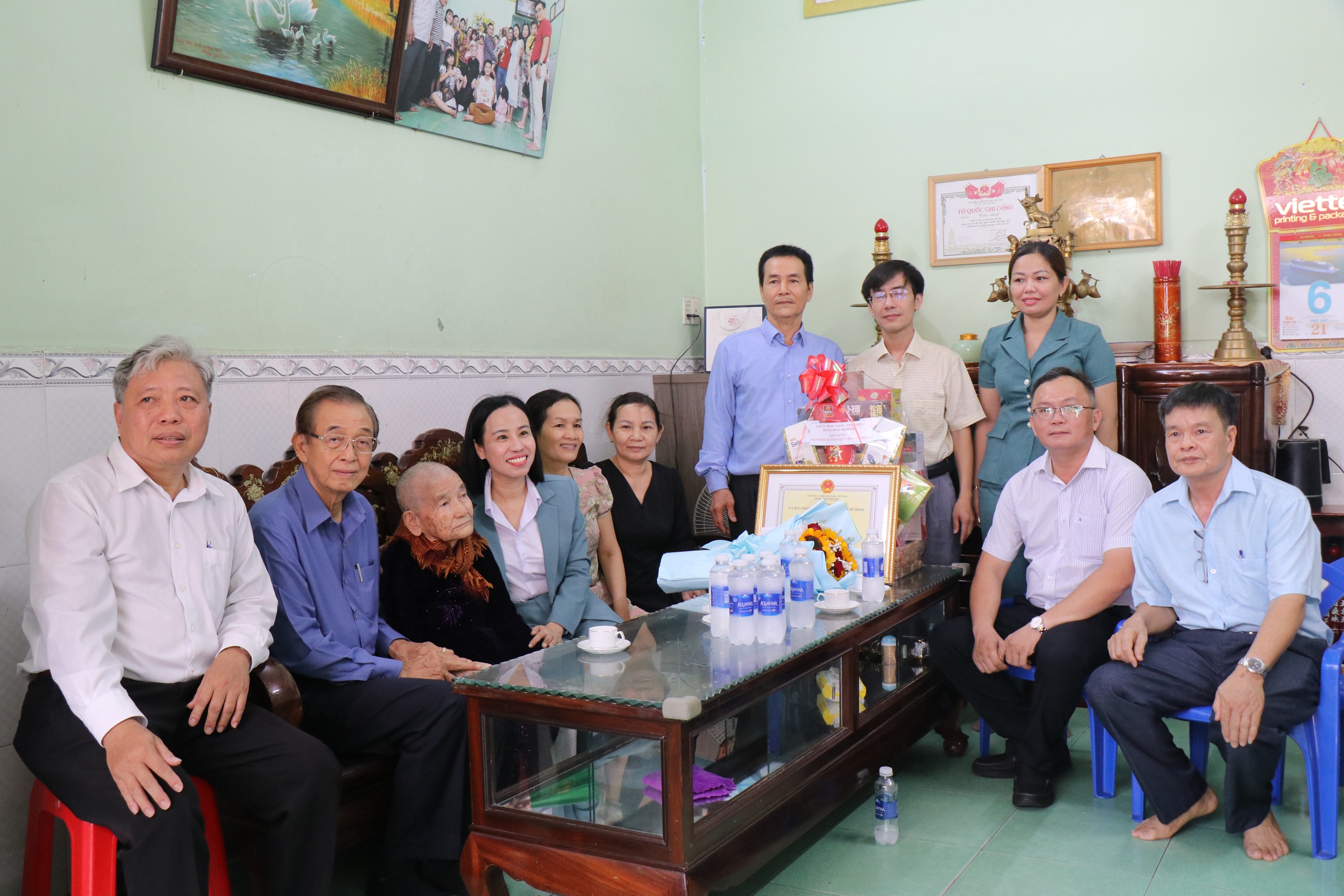 Lãnh đạo TP.HCM thăm, chúc thọ người cao tuổi tiêu biểu - Ảnh 2.