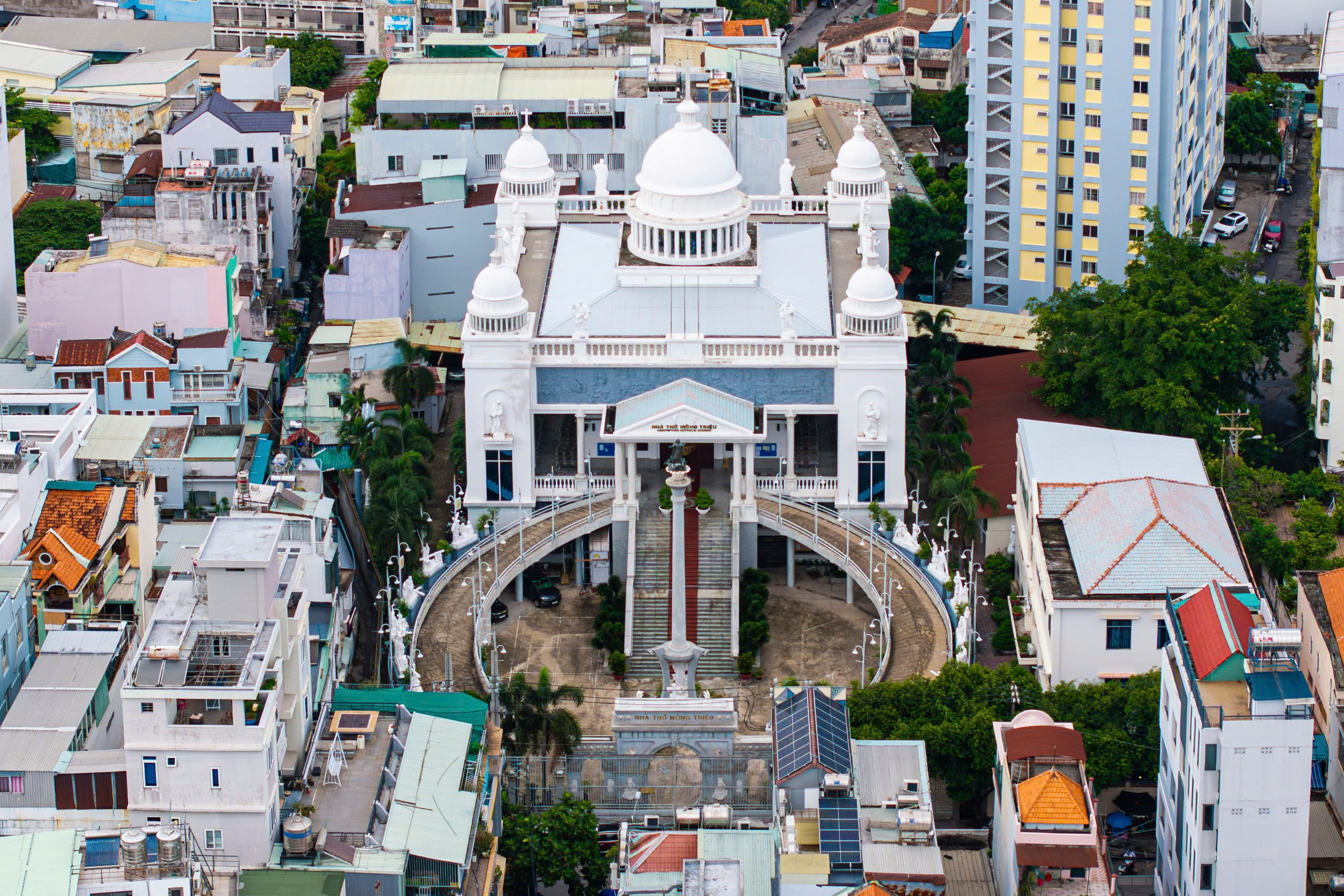 Nhà thờ 5 tháp vòm như 'cung điện' ở TP.HCM, có tượng Đức Mẹ bằng đồng đen- Ảnh 1. Nhà thờ 5 tháp vòm như 'cung điện' ở TP.HCM, có tượng Đức Mẹ bằng đồng đen- Ảnh 1.
