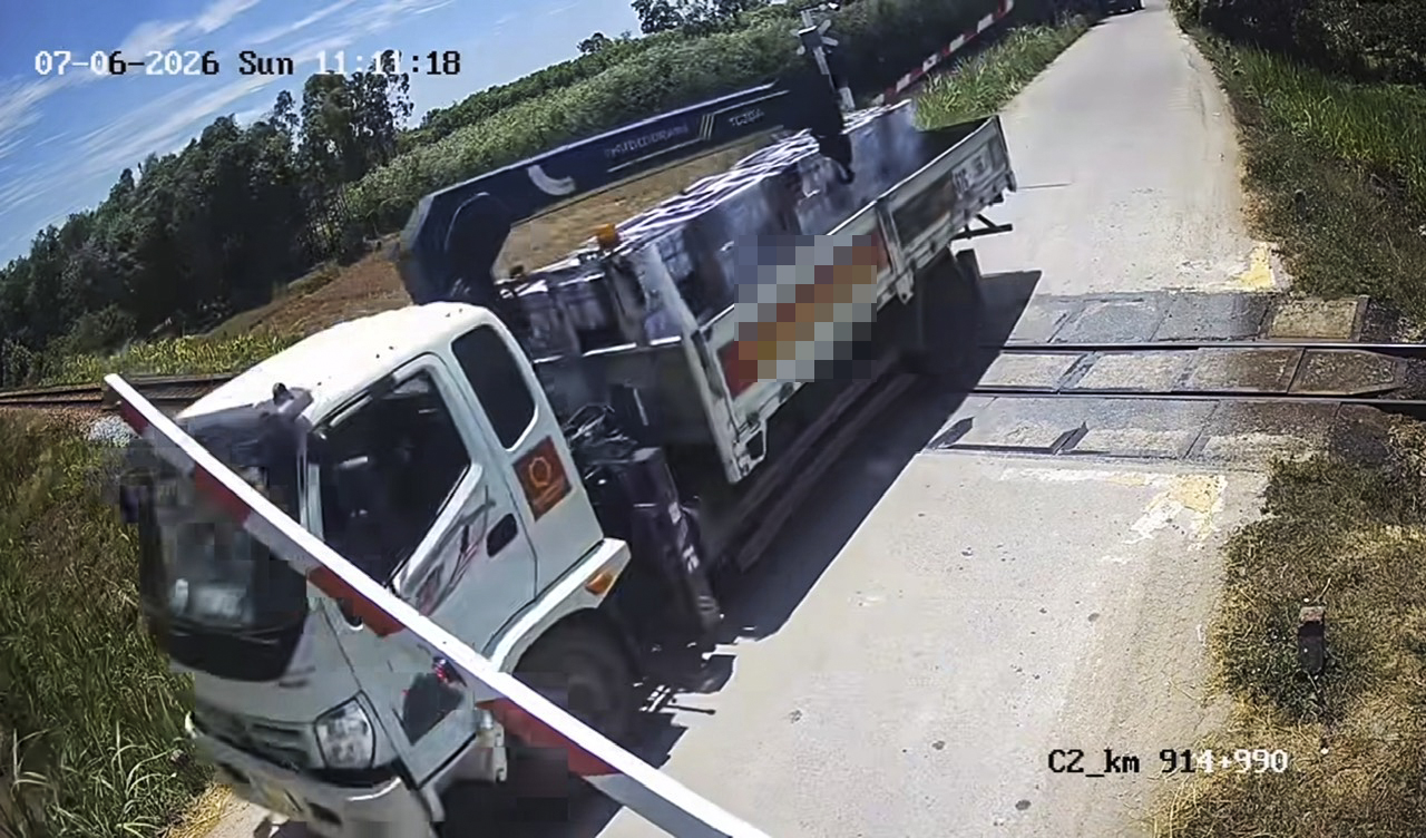 Vượt rào chắn đường sắt, tài xế bị xử phạt hơn 40 triệu đồng, tước bằng lái - Ảnh 2.