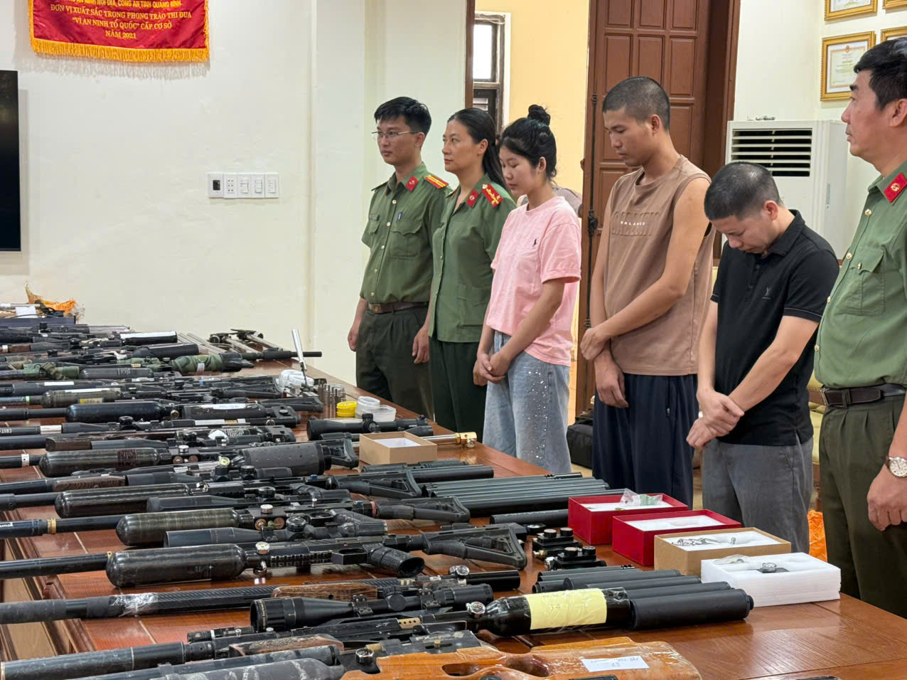 Cận cảnh số súng quân dụng 'khủng' trong vụ án Công an Quảng Trị triệt phá- Ảnh 5.