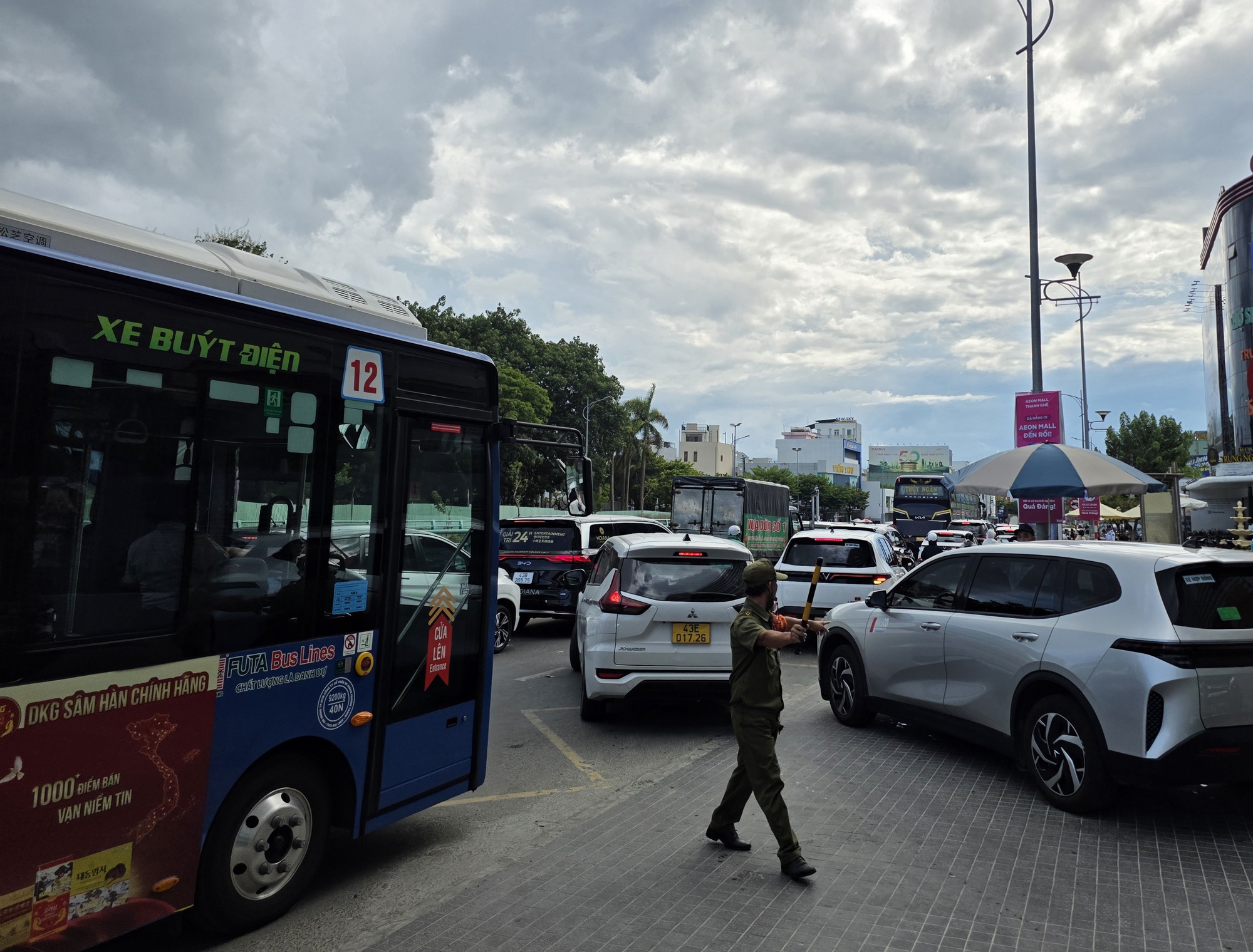 Ng&agrave;y đầu AEON Đ&agrave; Nẵng mở cửa, người d&acirc;n bức x&uacute;c v&igrave; kẹt xe trước hầm chui- Ảnh 3.