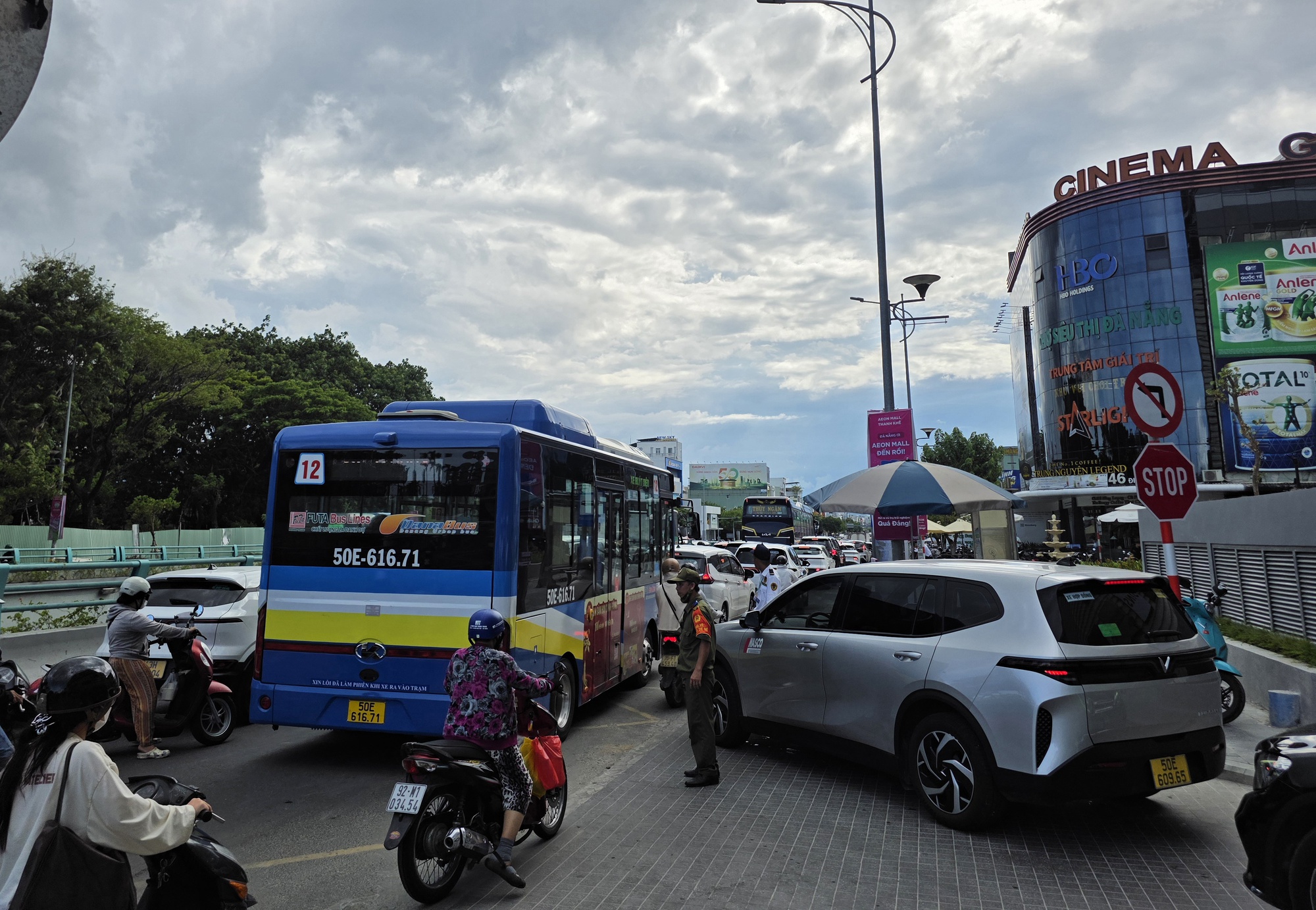 Ng&agrave;y đầu AEON Đ&agrave; Nẵng mở cửa, người d&acirc;n bức x&uacute;c v&igrave; kẹt xe trước hầm chui- Ảnh 6.