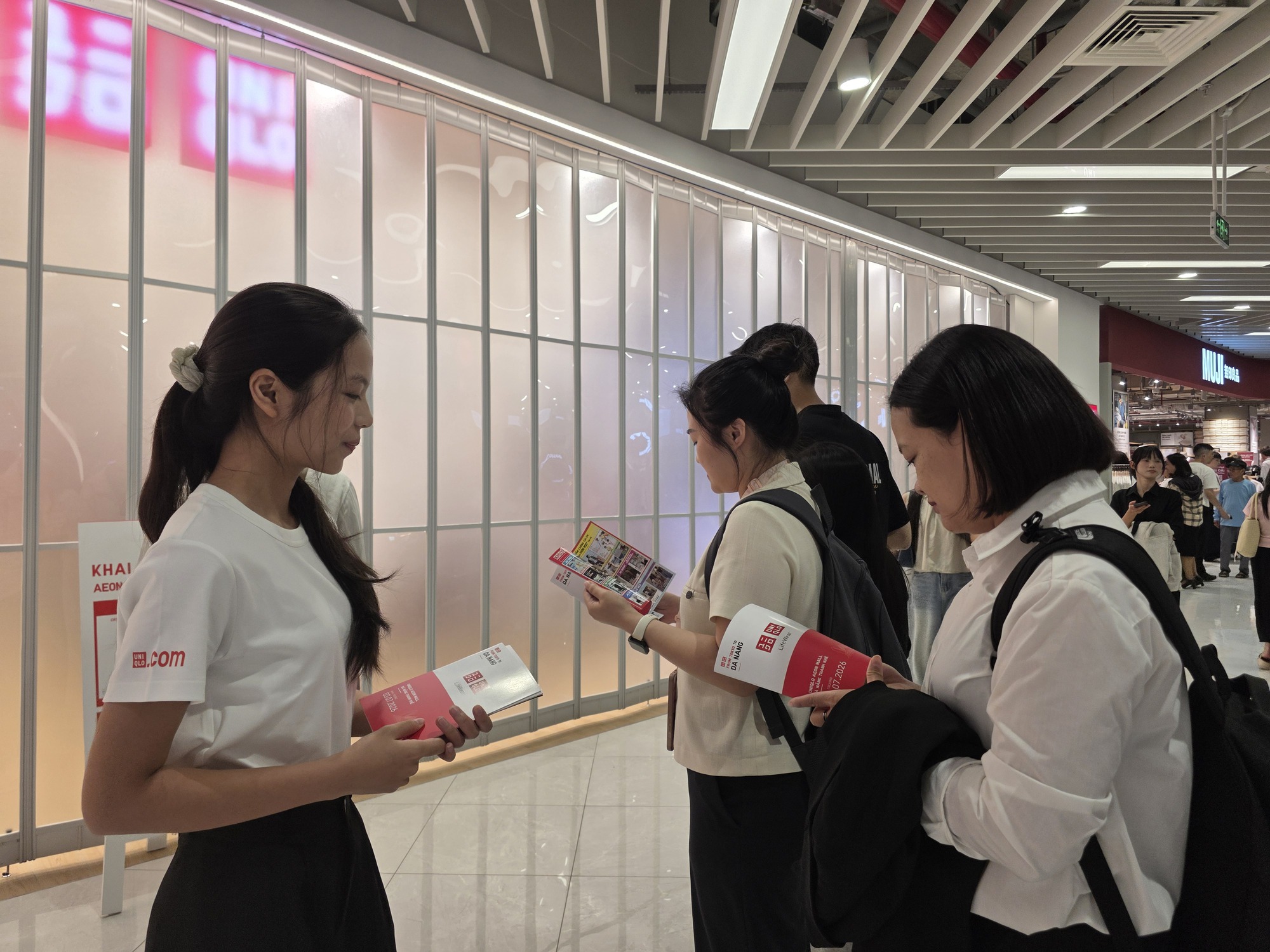 Người dân Đà Nẵng háo hức chờ 'săn sale' tại cửa hàng UNIQLO đầu tiên- Ảnh 1.