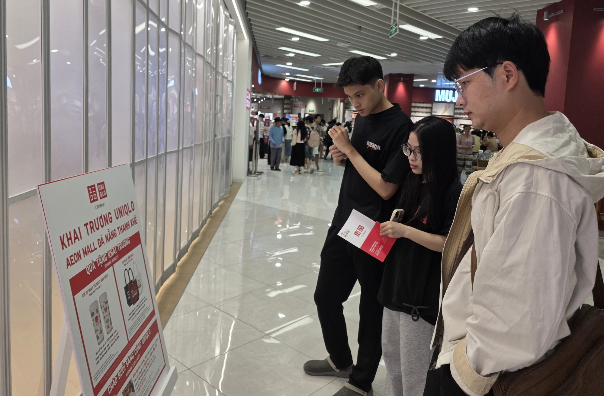 Người dân Đà Nẵng háo hức chờ 'săn sale' tại cửa hàng UNIQLO đầu tiên- Ảnh 3.