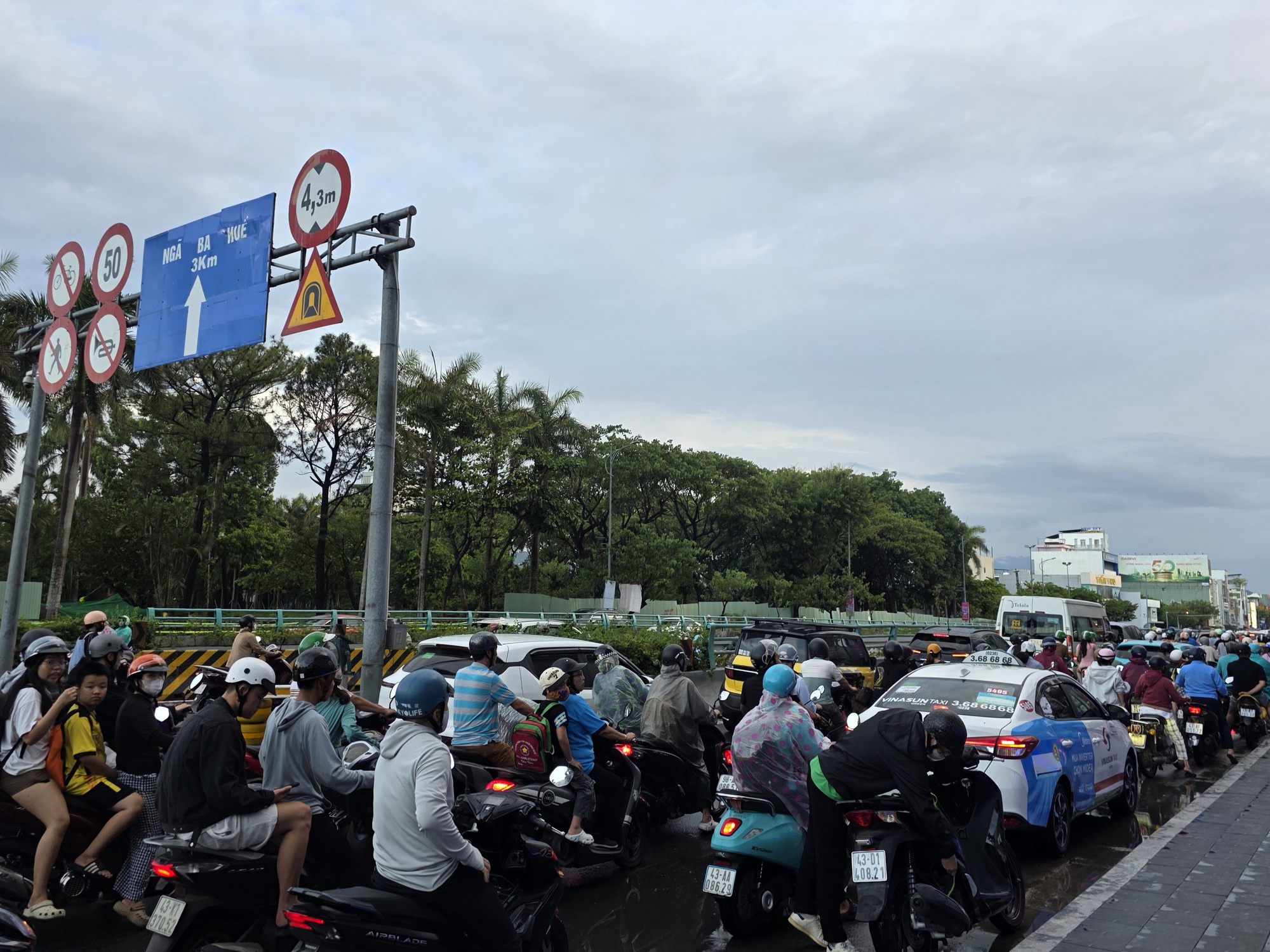 Ng&agrave;y đầu AEON Đ&agrave; Nẵng mở cửa, người d&acirc;n bức x&uacute;c v&igrave; kẹt xe trước hầm chui- Ảnh 9.