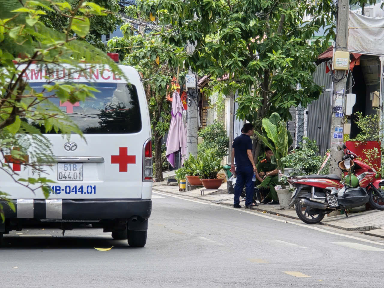 TP.HCM: Chồng dùng dao sát hại vợ rồi đến công an đầu thú - Ảnh 1.
