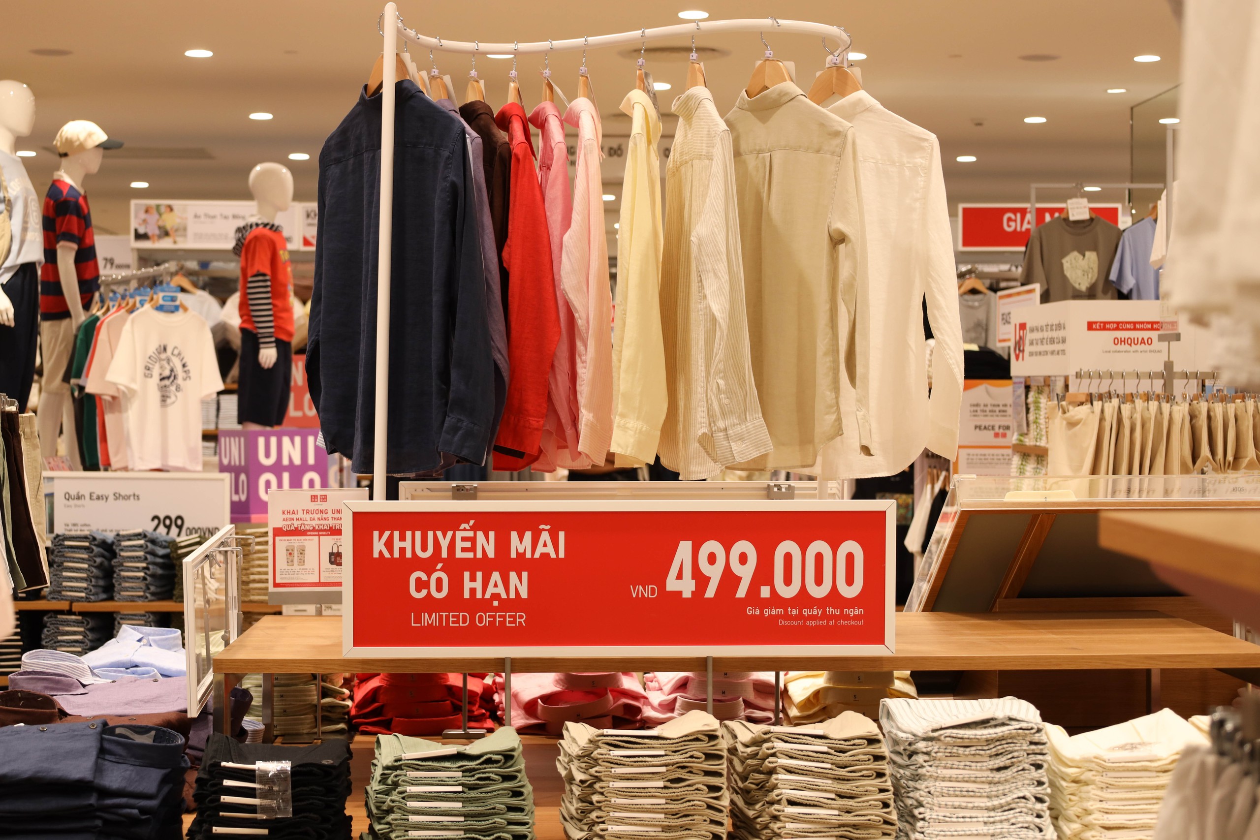 Người dân Đà Nẵng háo hức chờ 'săn sale' tại cửa hàng UNIQLO đầu tiên- Ảnh 4.
