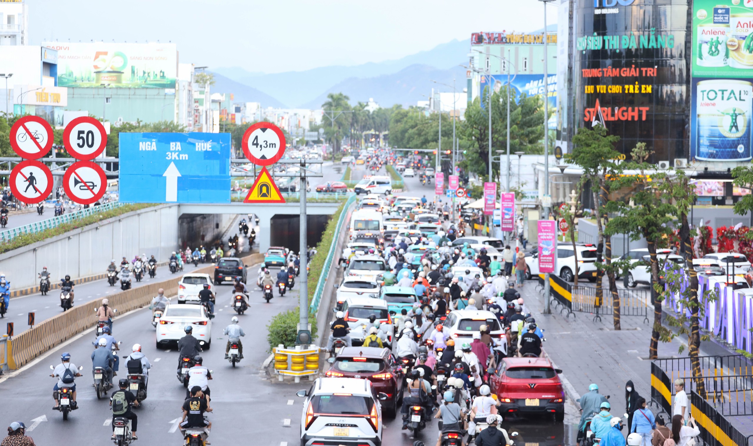 Ng&agrave;y đầu AEON Đ&agrave; Nẵng mở cửa, người d&acirc;n bức x&uacute;c v&igrave; kẹt xe trước hầm chui- Ảnh 1.