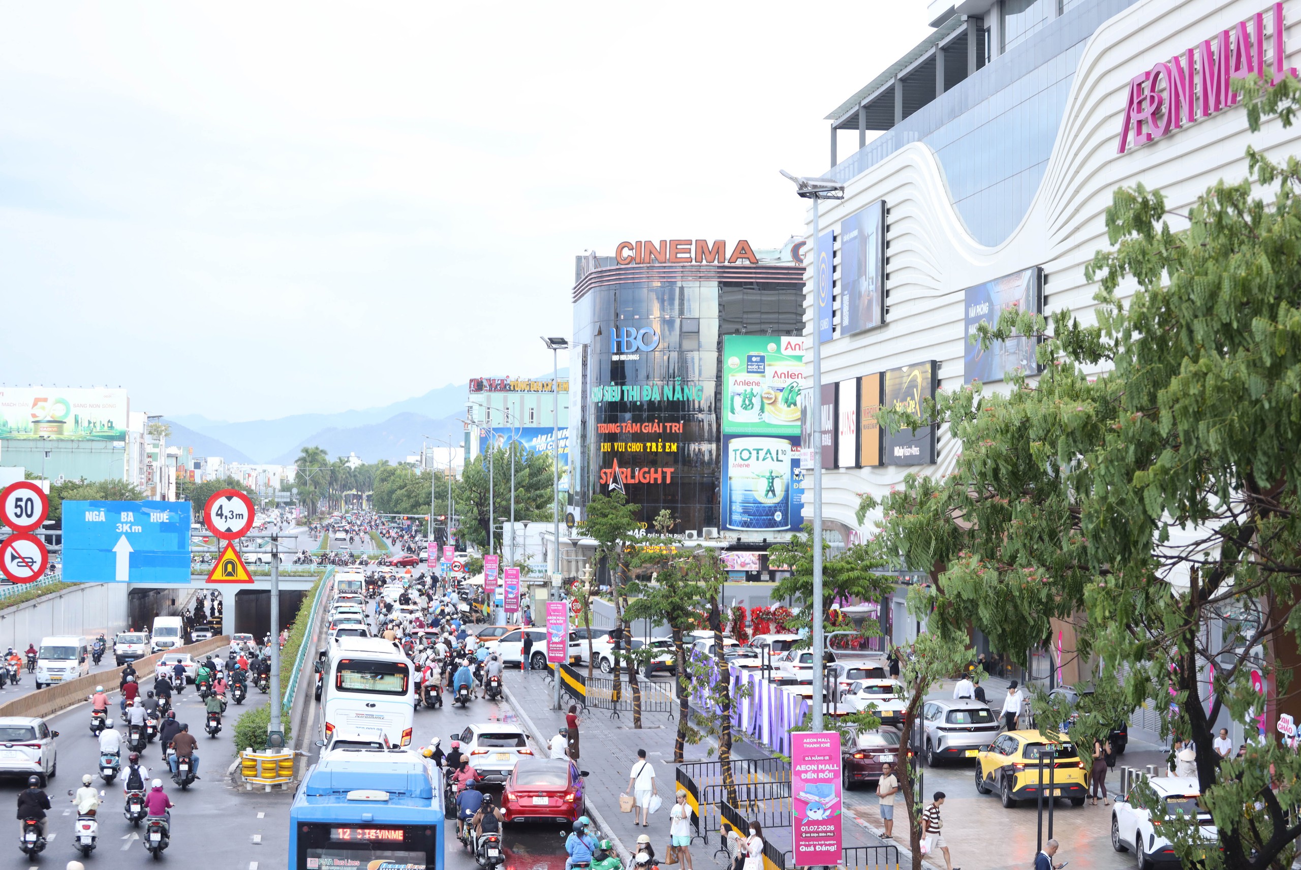 Ng&agrave;y đầu AEON Đ&agrave; Nẵng mở cửa, người d&acirc;n bức x&uacute;c v&igrave; kẹt xe trước hầm chui- Ảnh 8.