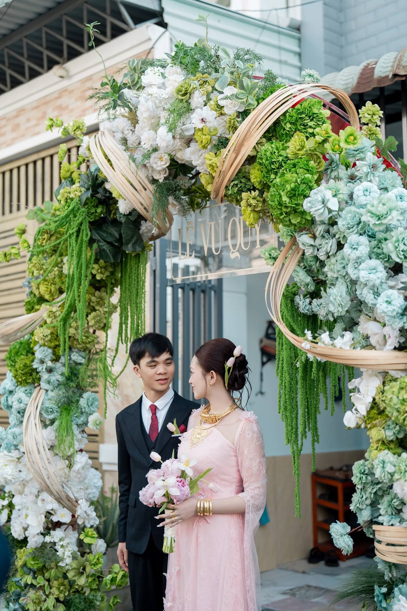 Chú rể dành dụm 5 năm, mua trang sức vàng tặng cô dâu trong đám hỏi - Ảnh 1.