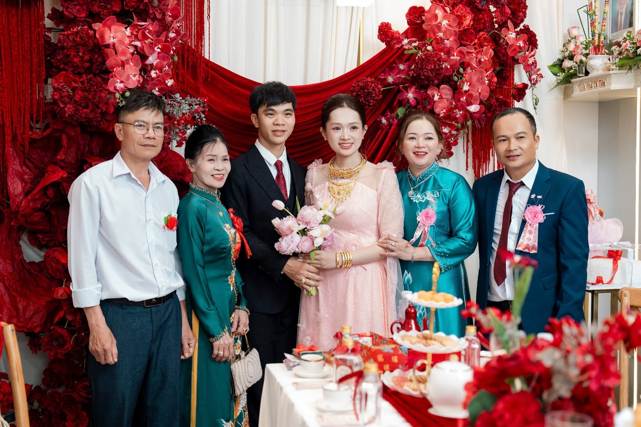 Chú rể dành dụm 5 năm, mua trang sức vàng tặng cô dâu trong đám hỏi - Ảnh 2.
