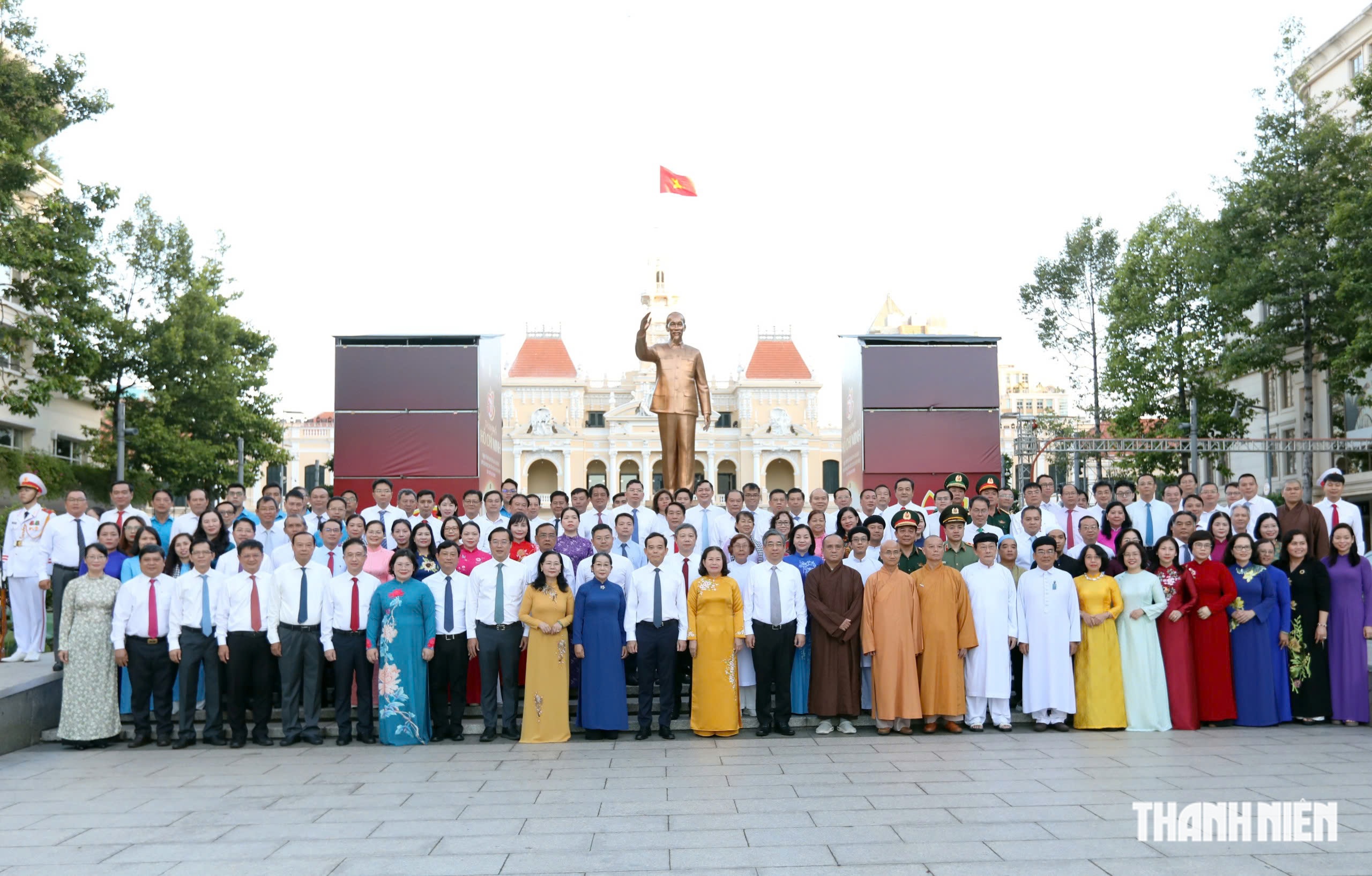 Lãnh đạo TP.HCM dâng hoa dịp 50 năm thành phố mang tên Chủ tịch Hồ Chí Minh- Ảnh 4.