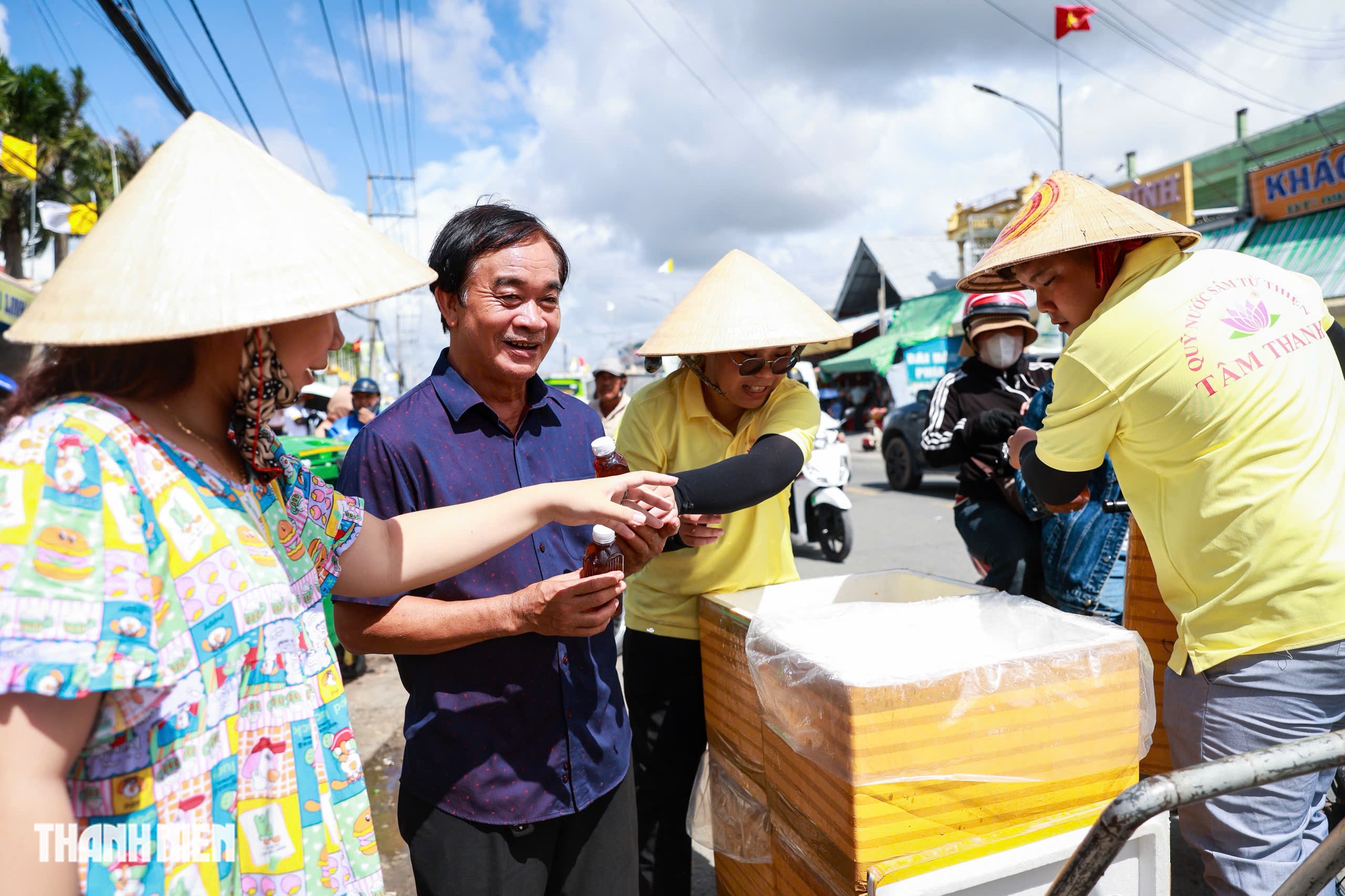 Tắc Sậy trước lễ tuyên phong: Những điều miễn phí ấm lòng người hành hương - Ảnh 1.