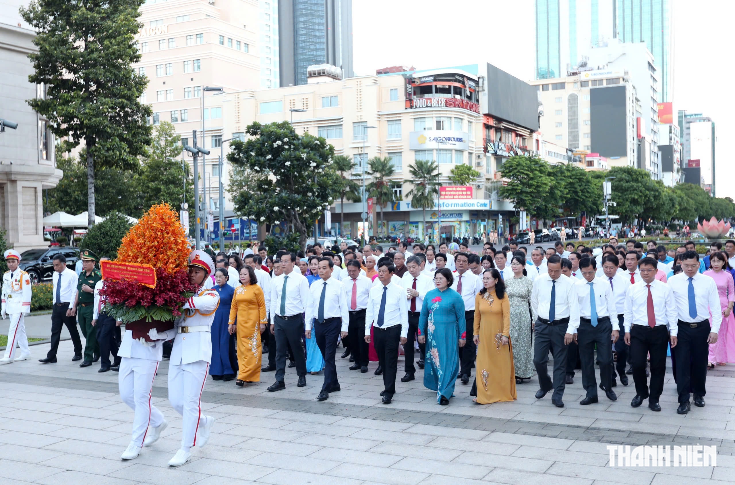 Lãnh đạo TP.HCM dâng hoa dịp 50 năm thành phố mang tên Chủ tịch Hồ Chí Minh- Ảnh 2.