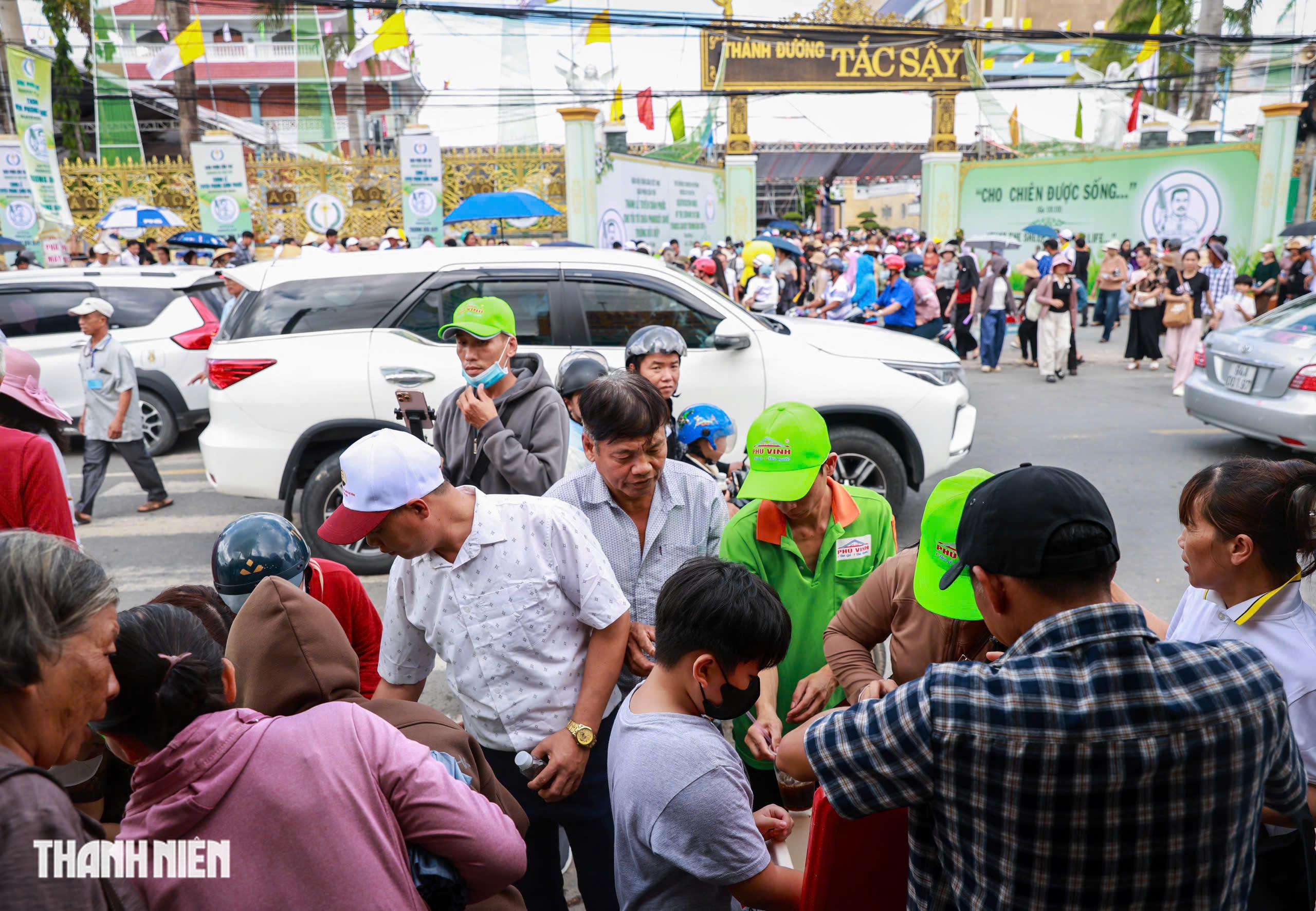 Tắc Sậy trước lễ tuyên phong: Những điều miễn phí ấm lòng người hành hương - Ảnh 5.