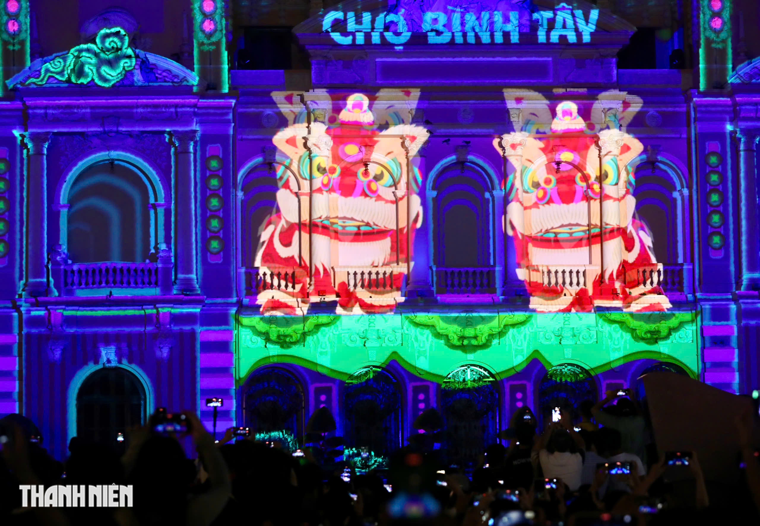 Biển người đổ về trụ sở UBND TP.HCM thưởng thức trình chiếu 3D Mapping - Ảnh 6.